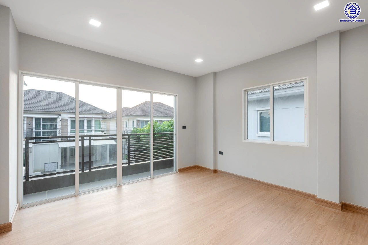 บ้านมือสองตกแต่งใหม่ โครงการ บางกอก บูเลอวาร์ด สาทร-ปิ่นเกล้า จาก SC ASSET เนื้อที่ 72.7 ตร.ว. บนพื้นที่ใช้สอยกว่า 330.08 ตร.ม. ฟังก์ชัน 4 ห้องนอน 4 ห้องน้ำ จอดรถได้ 3 คัน บนทำเลใจกลางราชพฤกษ์ ใกล้ห้างเซ็นทรัล เวสวิลล์, ทางพิเศษประจิมรัถยา พร้อมเชื่อมสู่สาทร-ปิ่นเกล้า ได้อย่างรวดเร็ว