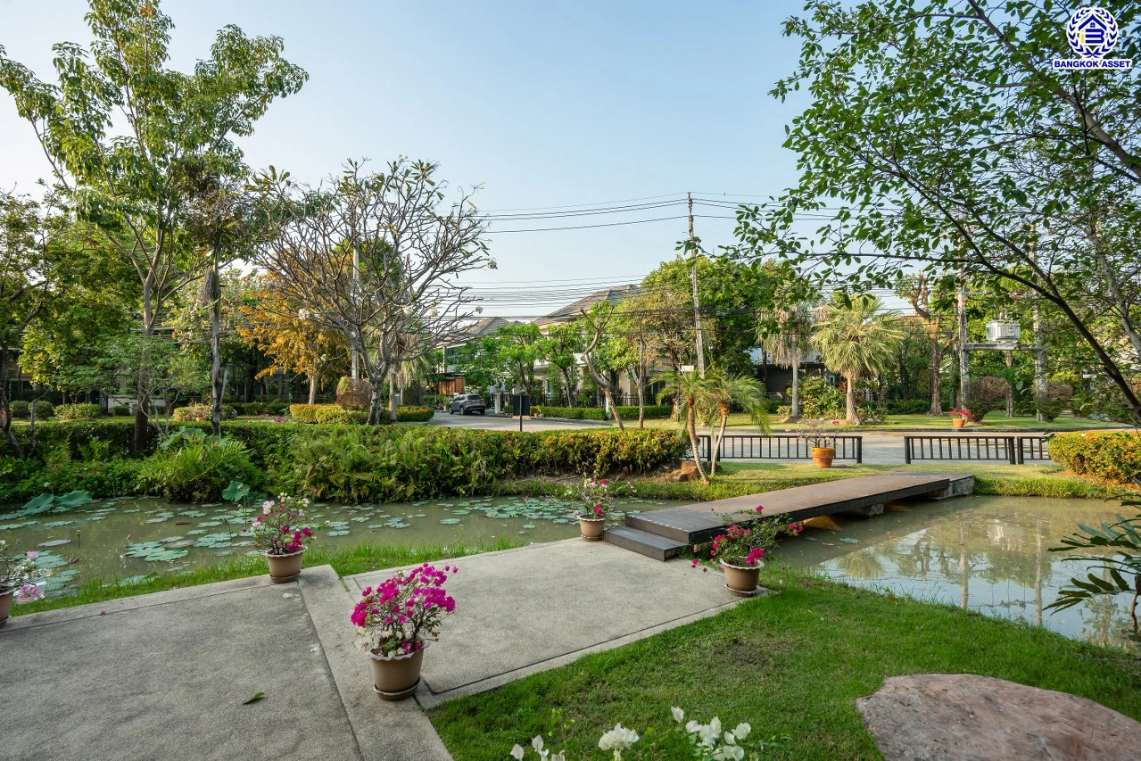 บ้านมือสองตกแต่งใหม่ โครงการ บางกอก บูเลอวาร์ด สาทร-ปิ่นเกล้า จาก SC ASSET เนื้อที่ 72.7 ตร.ว. บนพื้นที่ใช้สอยกว่า 330.08 ตร.ม. ฟังก์ชัน 4 ห้องนอน 4 ห้องน้ำ จอดรถได้ 3 คัน บนทำเลใจกลางราชพฤกษ์ ใกล้ห้างเซ็นทรัล เวสวิลล์, ทางพิเศษประจิมรัถยา พร้อมเชื่อมสู่สาทร-ปิ่นเกล้า ได้อย่างรวดเร็ว