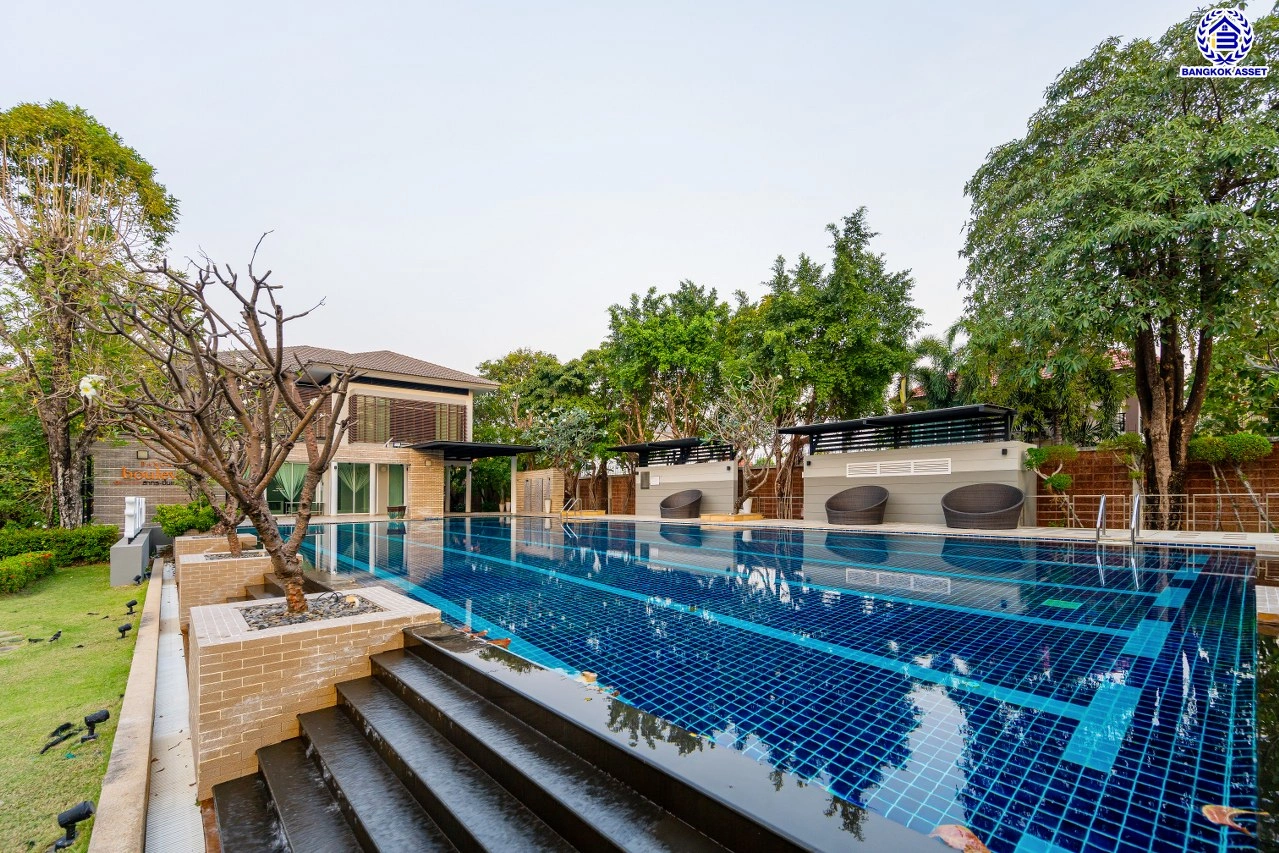 บ้านมือสองตกแต่งใหม่ โครงการ บางกอก บูเลอวาร์ด สาทร-ปิ่นเกล้า จาก SC ASSET เนื้อที่ 72.7 ตร.ว. บนพื้นที่ใช้สอยกว่า 330.08 ตร.ม. ฟังก์ชัน 4 ห้องนอน 4 ห้องน้ำ จอดรถได้ 3 คัน บนทำเลใจกลางราชพฤกษ์ ใกล้ห้างเซ็นทรัล เวสวิลล์, ทางพิเศษประจิมรัถยา พร้อมเชื่อมสู่สาทร-ปิ่นเกล้า ได้อย่างรวดเร็ว