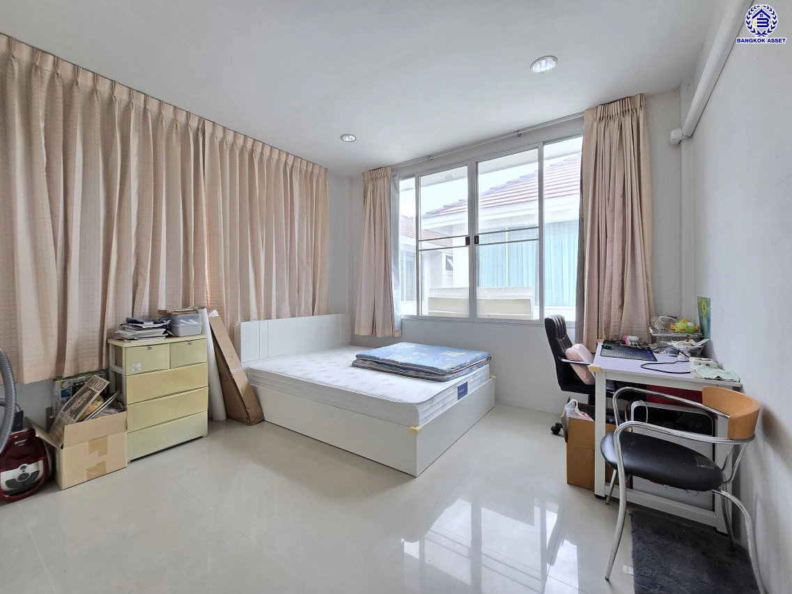 บ้านเดี่ยวมือสองกรุงเทพฯ โครงการ ชนันธร กรีนวิลล์ บางบอน3 เนื้อที่ 50.10 ตร.ว. พื้นที่ใช้สอย 160 ตร.ม. ฟังก์ชัน 3 ห้องนอน 3 ห้องน้ำ จอดรถได้ 2 คัน พร้อมแแถมฟรี เครื่องปรับอากาศ และ เครื่องทำน้ำอุ่น บนทำเลศักยภาพ เชื่อมต่อหลายเส้นทาง ใกล้จุดขึ้นทางด่วน "พระราม2" และรถไฟฟ้าสายสีน้ำเงิน "สถานีหลักสอง"