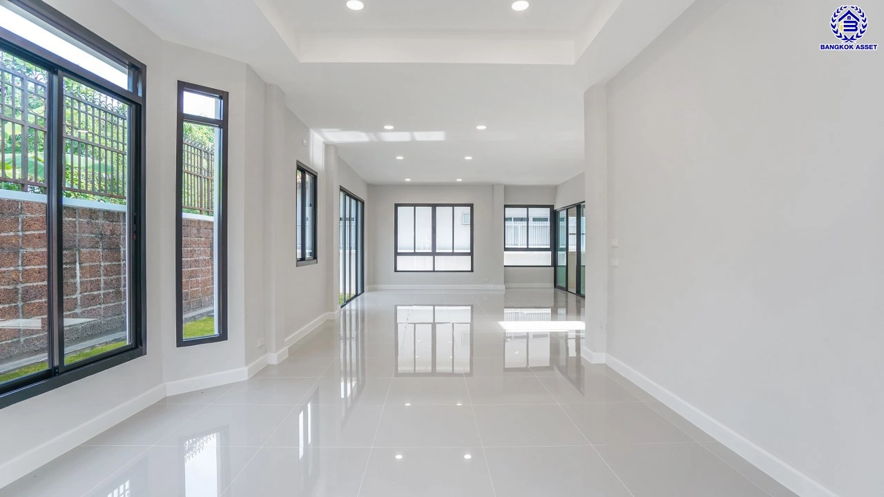 บ้านมือสองตกแต่งใหม่ จากแบรนด์ Q.House วรารมย์ เพชรเกษม69 หลังมุม รองรับทุกความสุขของทุกคนในครอบครัว ใกล้ The Mall บางแค และเชื่อมต่อ ถนนกาญจนาฯ ถนนบางบอน และถนนพุทธมณฑลสาย4 เนื้อที่ 64.7 ตร.ว. พื้นที่ใช้สอย 216.07 ตร.ม. ฟังก์ชัน 3 ห้องนอน 3 ห้องน้ำ จอดรถได้ 2 คัน