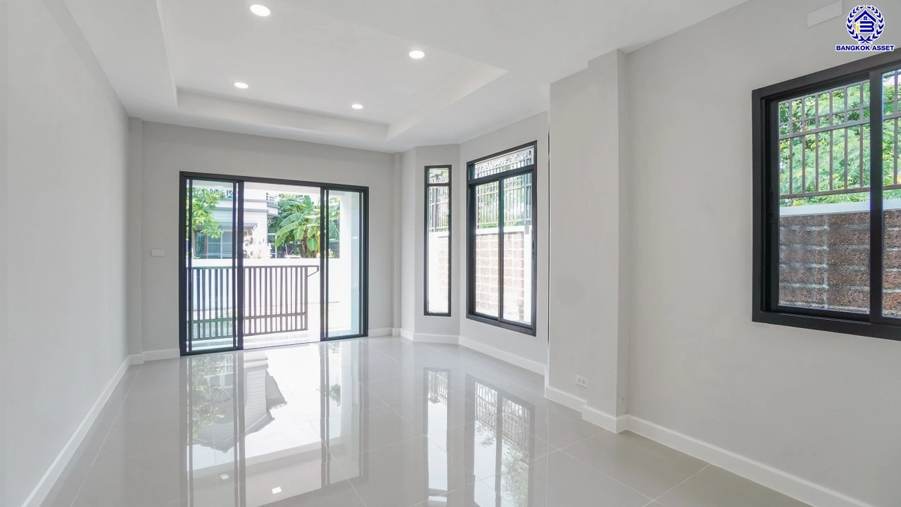 บ้านมือสองตกแต่งใหม่ จากแบรนด์ Q.House วรารมย์ เพชรเกษม69 หลังมุม รองรับทุกความสุขของทุกคนในครอบครัว ใกล้ The Mall บางแค และเชื่อมต่อ ถนนกาญจนาฯ ถนนบางบอน และถนนพุทธมณฑลสาย4 เนื้อที่ 64.7 ตร.ว. พื้นที่ใช้สอย 216.07 ตร.ม. ฟังก์ชัน 3 ห้องนอน 3 ห้องน้ำ จอดรถได้ 2 คัน