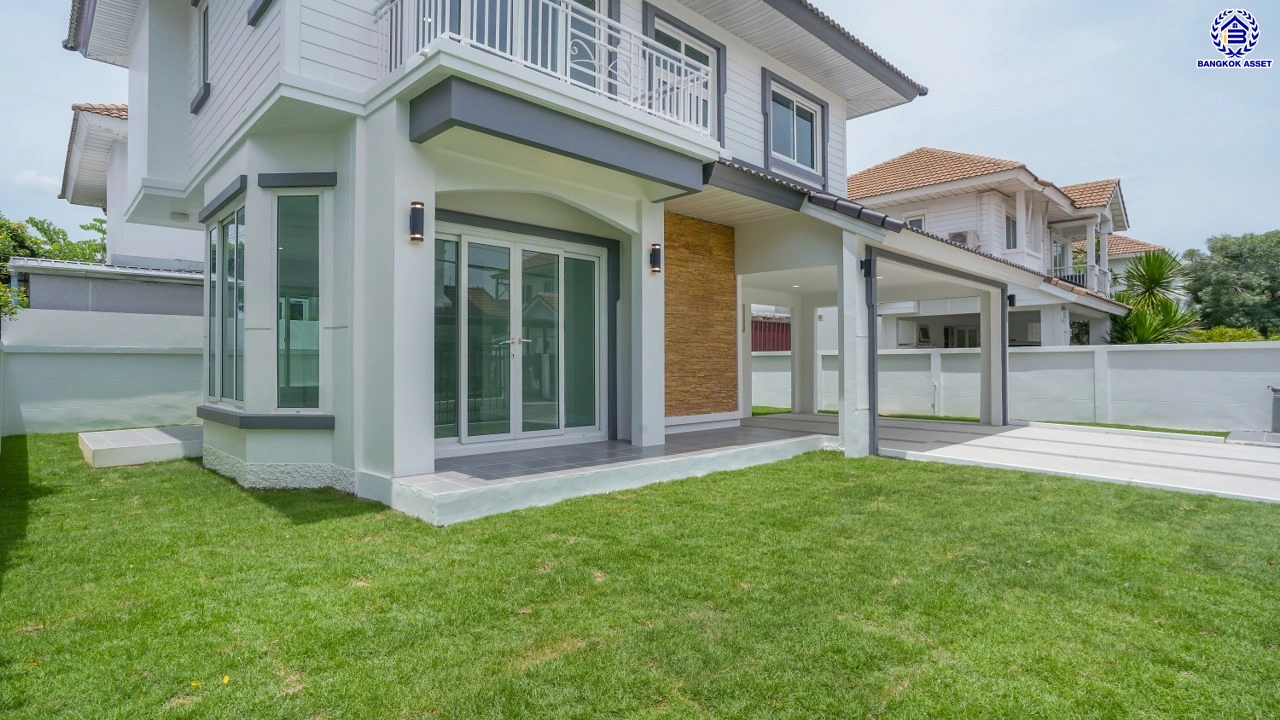 บ้านมือสองตกแต่งใหม่ บ้านคุณภาพดีจาก Property Perfect เพอร์เฟคเพลส ราชพฤกษ์ ติดถนนราชพฤกษ์ เชื่อมต่อถนนรัตนาธิเบศร์ ใกล้รถไฟฟ้าสายสีม่วง "สถานีบางรักน้อยท่าอิฐ" จุดขึ้นทางด่วน "กาญจนาภิเษก" และเซ็นทรัล เวสต์วิลล์ บนเนื้อที่ 56.3 ตร.ว. พื้นที่ใช้สอย 195.17 ตร.ม. พร้อมฟังก์ชัน 3 ห้องนอน 3 ห้องน้ำ จอดร