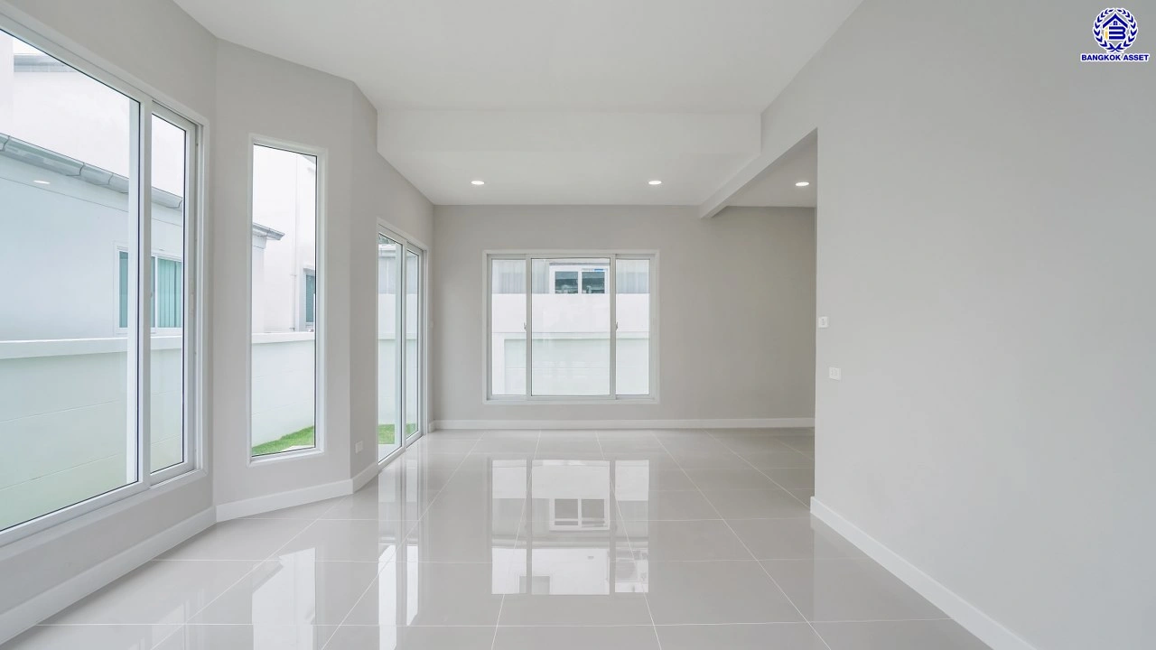 บ้านมือสองตกแต่งใหม่ บ้านคุณภาพดีจาก Property Perfect เพอร์เฟคเพลส ราชพฤกษ์ ติดถนนราชพฤกษ์ เชื่อมต่อถนนรัตนาธิเบศร์ ใกล้รถไฟฟ้าสายสีม่วง "สถานีบางรักน้อยท่าอิฐ" จุดขึ้นทางด่วน "กาญจนาภิเษก" และเซ็นทรัล เวสต์วิลล์ บนเนื้อที่ 56.3 ตร.ว. พื้นที่ใช้สอย 195.17 ตร.ม. พร้อมฟังก์ชัน 3 ห้องนอน 3 ห้องน้ำ จอดร