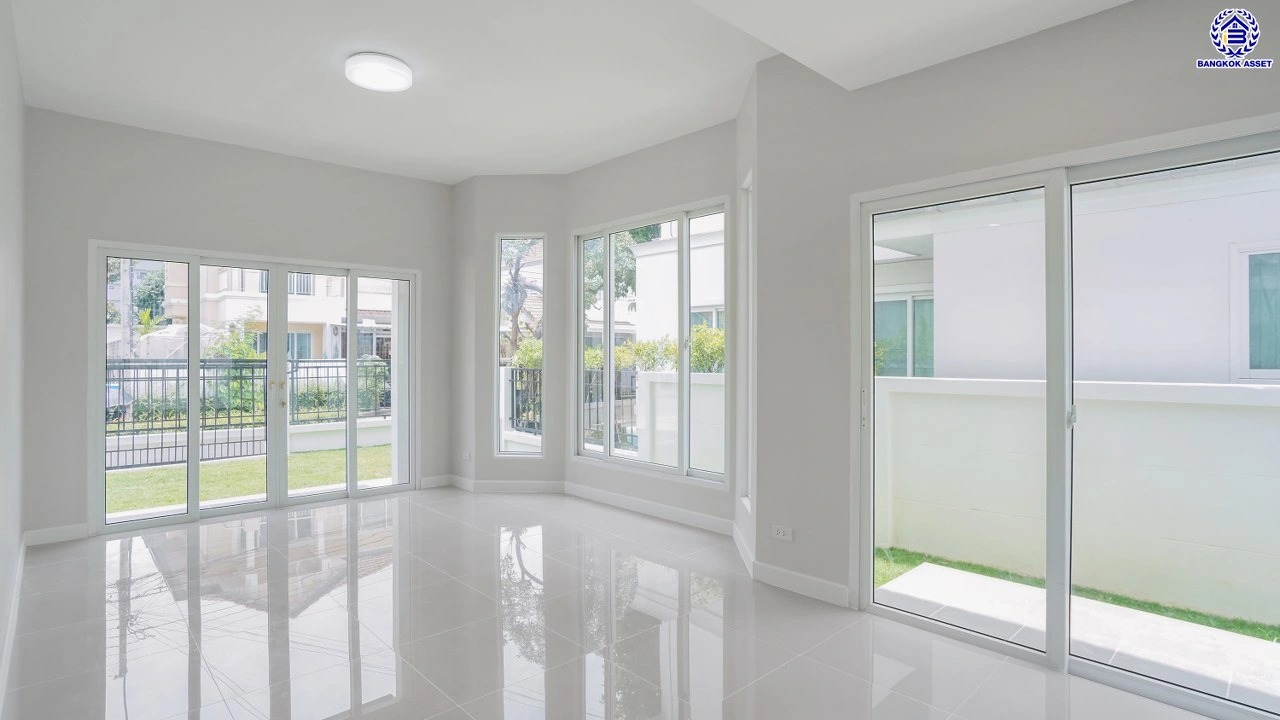 บ้านมือสองตกแต่งใหม่ บ้านคุณภาพดีจาก Property Perfect เพอร์เฟคเพลส ราชพฤกษ์ ติดถนนราชพฤกษ์ เชื่อมต่อถนนรัตนาธิเบศร์ ใกล้รถไฟฟ้าสายสีม่วง "สถานีบางรักน้อยท่าอิฐ" จุดขึ้นทางด่วน "กาญจนาภิเษก" และเซ็นทรัล เวสต์วิลล์ บนเนื้อที่ 56.3 ตร.ว. พื้นที่ใช้สอย 195.17 ตร.ม. พร้อมฟังก์ชัน 3 ห้องนอน 3 ห้องน้ำ จอดร
