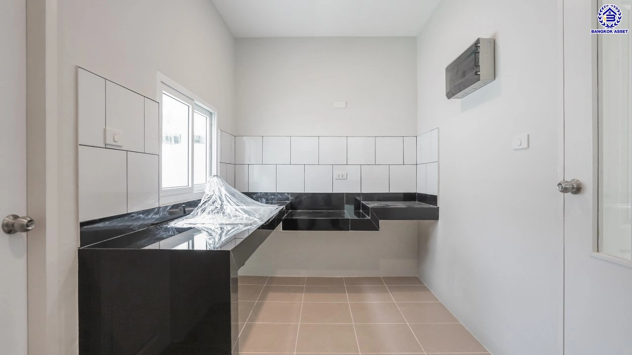 บ้านมือสองตกแต่งใหม่ บ้านคุณภาพดีจาก Property Perfect เพอร์เฟคเพลส ราชพฤกษ์ ติดถนนราชพฤกษ์ เชื่อมต่อถนนรัตนาธิเบศร์ ใกล้รถไฟฟ้าสายสีม่วง "สถานีบางรักน้อยท่าอิฐ" จุดขึ้นทางด่วน "กาญจนาภิเษก" และเซ็นทรัล เวสต์วิลล์ บนเนื้อที่ 56.3 ตร.ว. พื้นที่ใช้สอย 195.17 ตร.ม. พร้อมฟังก์ชัน 3 ห้องนอน 3 ห้องน้ำ จอดร