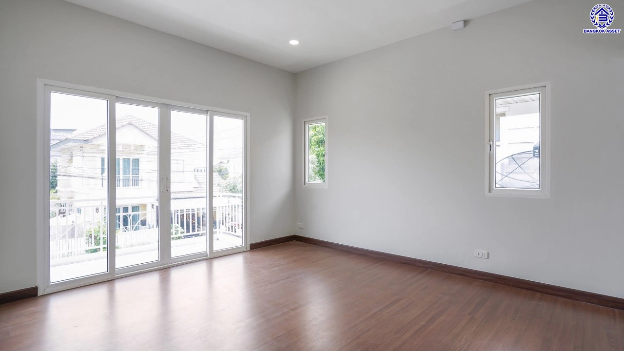 บ้านมือสองตกแต่งใหม่ บ้านคุณภาพดีจาก Property Perfect เพอร์เฟคเพลส ราชพฤกษ์ ติดถนนราชพฤกษ์ เชื่อมต่อถนนรัตนาธิเบศร์ ใกล้รถไฟฟ้าสายสีม่วง "สถานีบางรักน้อยท่าอิฐ" จุดขึ้นทางด่วน "กาญจนาภิเษก" และเซ็นทรัล เวสต์วิลล์ บนเนื้อที่ 56.3 ตร.ว. พื้นที่ใช้สอย 195.17 ตร.ม. พร้อมฟังก์ชัน 3 ห้องนอน 3 ห้องน้ำ จอดร