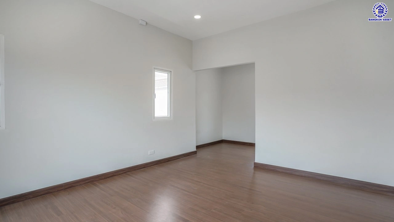 บ้านมือสองตกแต่งใหม่ บ้านคุณภาพดีจาก Property Perfect เพอร์เฟคเพลส ราชพฤกษ์ ติดถนนราชพฤกษ์ เชื่อมต่อถนนรัตนาธิเบศร์ ใกล้รถไฟฟ้าสายสีม่วง "สถานีบางรักน้อยท่าอิฐ" จุดขึ้นทางด่วน "กาญจนาภิเษก" และเซ็นทรัล เวสต์วิลล์ บนเนื้อที่ 56.3 ตร.ว. พื้นที่ใช้สอย 195.17 ตร.ม. พร้อมฟังก์ชัน 3 ห้องนอน 3 ห้องน้ำ จอดร