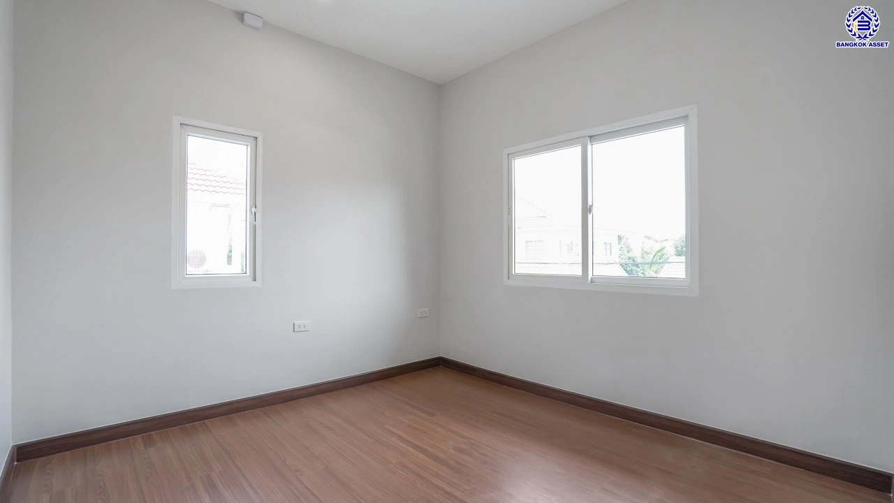 บ้านมือสองตกแต่งใหม่ บ้านคุณภาพดีจาก Property Perfect เพอร์เฟคเพลส ราชพฤกษ์ ติดถนนราชพฤกษ์ เชื่อมต่อถนนรัตนาธิเบศร์ ใกล้รถไฟฟ้าสายสีม่วง "สถานีบางรักน้อยท่าอิฐ" จุดขึ้นทางด่วน "กาญจนาภิเษก" และเซ็นทรัล เวสต์วิลล์ บนเนื้อที่ 56.3 ตร.ว. พื้นที่ใช้สอย 195.17 ตร.ม. พร้อมฟังก์ชัน 3 ห้องนอน 3 ห้องน้ำ จอดร