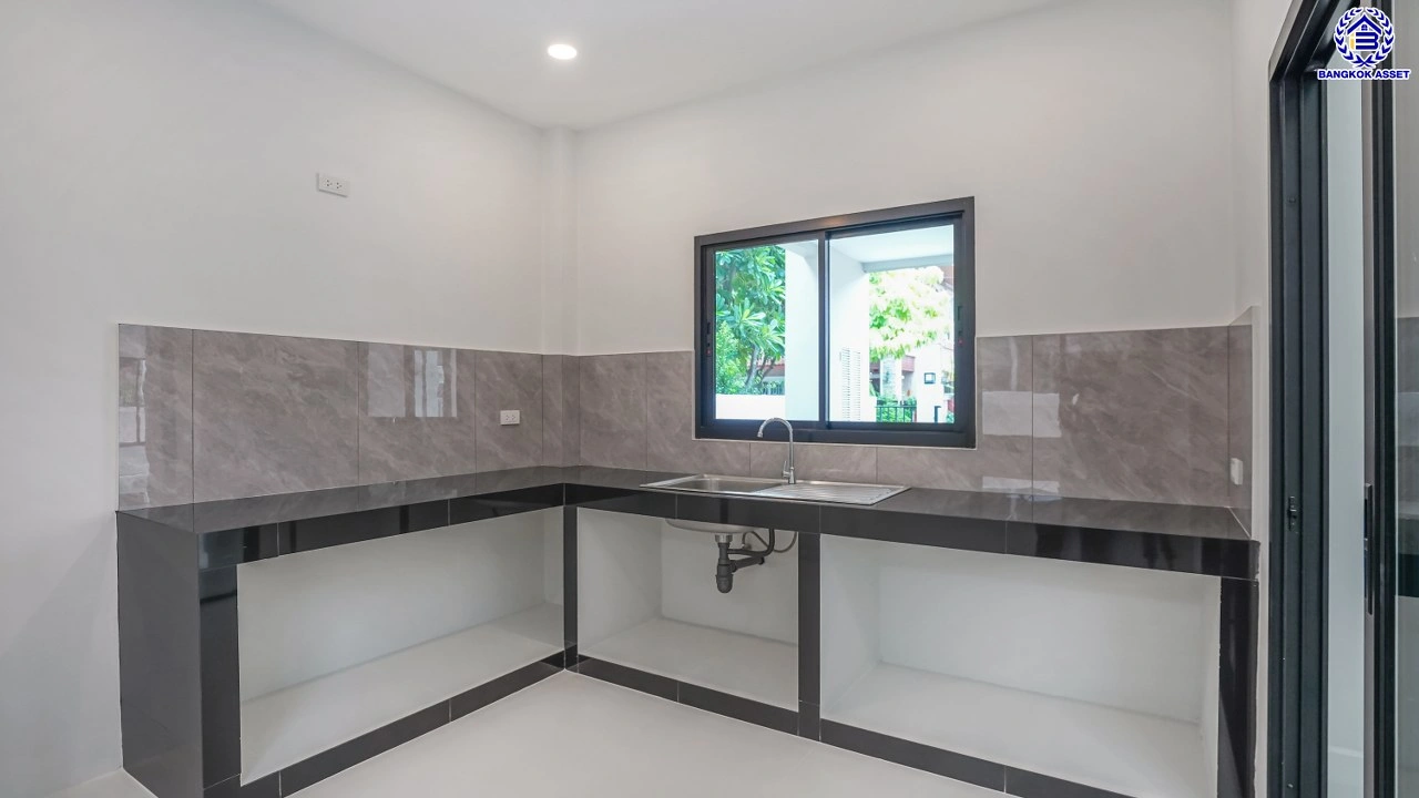 บ้านมือสองตกแต่งใหม่ โครงการ The Nont Project 5 พระราม5 เนื้อที่ 57.4 ตร.ว. พื้นที่ใช้สอย 223.77 ตร.ม. 4 ห้องนอน 3 ห้องน้ำ จอดรถได้ 2 คัน ใกล้รถไฟฟ้าสายสีม่วง "สถานีแยกติวานนท์", ทางด่วน"ศรีรัช" เซ็นทรัลเวสต์เกต และเซ็นทรัลเวสต์วิลล์ ขับรถเพียง 5 นาที ก็ถึงวงเวียนพระราม5 ที่เชื่อมต่ออีกหลายหลายเส้นท