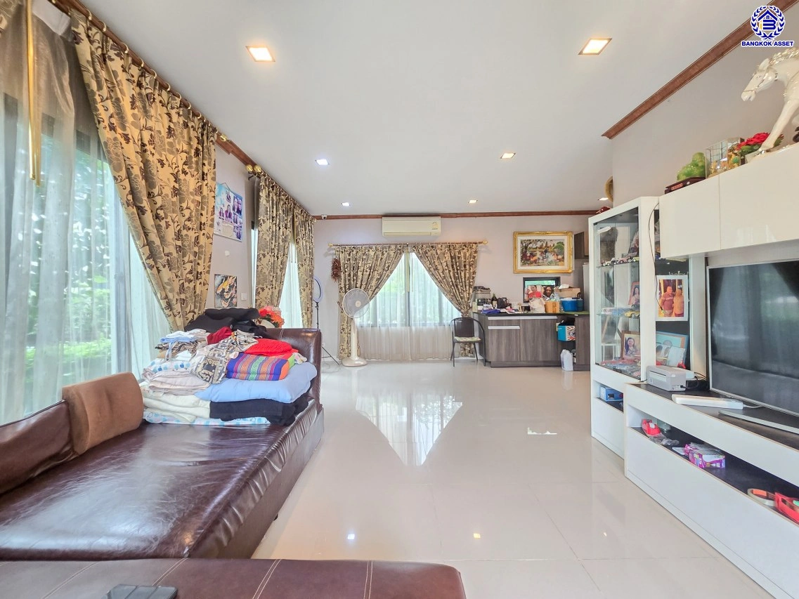 บ้านเดี่ยวมือสองปทุมธานี โครงการ สราญสิริ ติวานนท์-แจ้งวัฒนะ เนื้อที่ 58 ตร.ว. พื้นที่ใช้สอย 149 ตร.ม. ฟังก์ชัน 3 ห้องนอน 3 ห้องน้ำ 2 ที่จอดรถ บ้านเดี่ยวพร้อมอยู่ พร้อมของแถม เครื่องปรับอากาศ, เครื่องทำน้ำอุ่น ฟรี โครงการบนทำเลดี เดินทางสะดวก เชื่อมต่อถนนแจ้งวัฒนะ ถนนติวานนท์ ใกล้ห้างสรรพสินค้าโรบิน