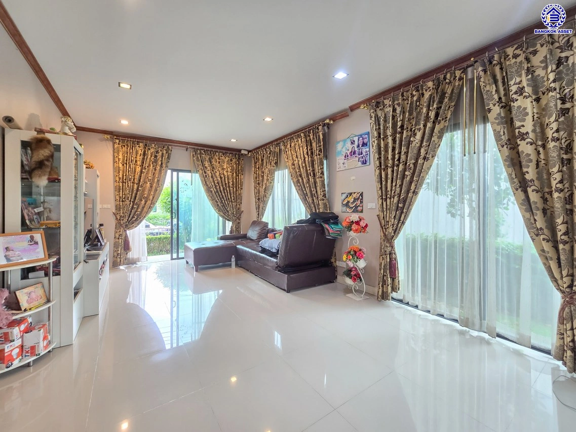 บ้านเดี่ยวมือสองปทุมธานี โครงการ สราญสิริ ติวานนท์-แจ้งวัฒนะ เนื้อที่ 58 ตร.ว. พื้นที่ใช้สอย 149 ตร.ม. ฟังก์ชัน 3 ห้องนอน 3 ห้องน้ำ 2 ที่จอดรถ บ้านเดี่ยวพร้อมอยู่ พร้อมของแถม เครื่องปรับอากาศ, เครื่องทำน้ำอุ่น ฟรี โครงการบนทำเลดี เดินทางสะดวก เชื่อมต่อถนนแจ้งวัฒนะ ถนนติวานนท์ ใกล้ห้างสรรพสินค้าโรบิน