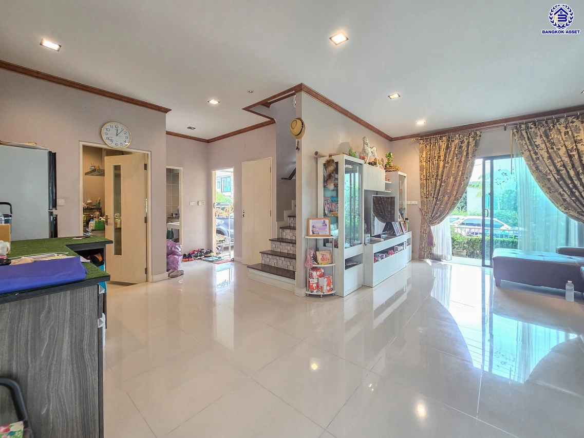 บ้านเดี่ยวมือสองปทุมธานี โครงการ สราญสิริ ติวานนท์-แจ้งวัฒนะ เนื้อที่ 58 ตร.ว. พื้นที่ใช้สอย 149 ตร.ม. ฟังก์ชัน 3 ห้องนอน 3 ห้องน้ำ 2 ที่จอดรถ บ้านเดี่ยวพร้อมอยู่ พร้อมของแถม เครื่องปรับอากาศ, เครื่องทำน้ำอุ่น ฟรี โครงการบนทำเลดี เดินทางสะดวก เชื่อมต่อถนนแจ้งวัฒนะ ถนนติวานนท์ ใกล้ห้างสรรพสินค้าโรบิน