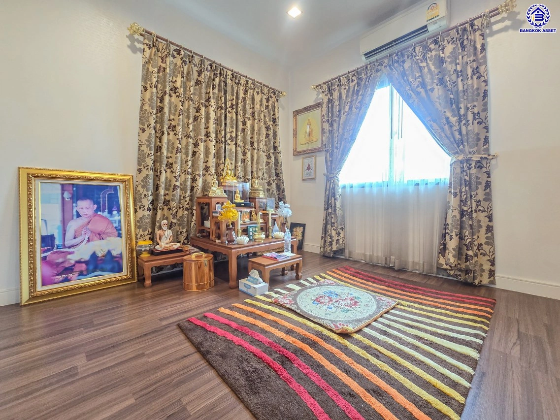 บ้านเดี่ยวมือสองปทุมธานี โครงการ สราญสิริ ติวานนท์-แจ้งวัฒนะ เนื้อที่ 58 ตร.ว. พื้นที่ใช้สอย 149 ตร.ม. ฟังก์ชัน 3 ห้องนอน 3 ห้องน้ำ 2 ที่จอดรถ บ้านเดี่ยวพร้อมอยู่ พร้อมของแถม เครื่องปรับอากาศ, เครื่องทำน้ำอุ่น ฟรี โครงการบนทำเลดี เดินทางสะดวก เชื่อมต่อถนนแจ้งวัฒนะ ถนนติวานนท์ ใกล้ห้างสรรพสินค้าโรบิน