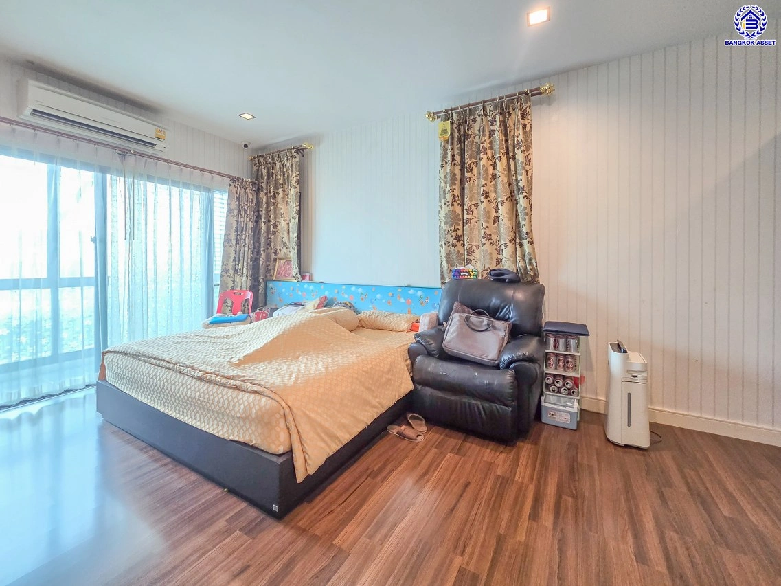 บ้านเดี่ยวมือสองปทุมธานี โครงการ สราญสิริ ติวานนท์-แจ้งวัฒนะ เนื้อที่ 58 ตร.ว. พื้นที่ใช้สอย 149 ตร.ม. ฟังก์ชัน 3 ห้องนอน 3 ห้องน้ำ 2 ที่จอดรถ บ้านเดี่ยวพร้อมอยู่ พร้อมของแถม เครื่องปรับอากาศ, เครื่องทำน้ำอุ่น ฟรี โครงการบนทำเลดี เดินทางสะดวก เชื่อมต่อถนนแจ้งวัฒนะ ถนนติวานนท์ ใกล้ห้างสรรพสินค้าโรบิน