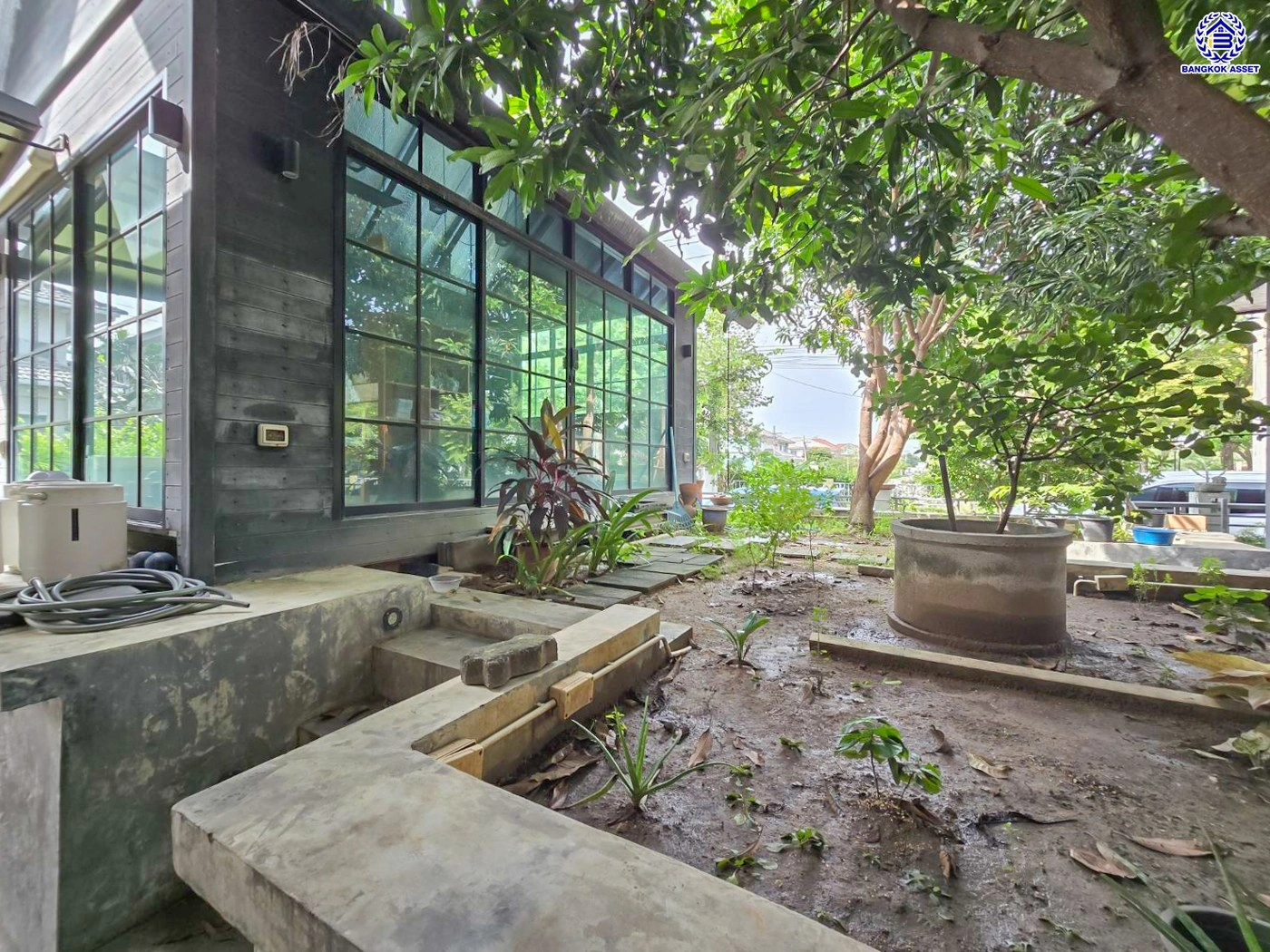 บ้านเดี่ยวมือสองนนทบุรี โครงการ เพอร์เฟคเพลส รัตนาธิเบศร์ หลังมุม บนเนื้อที่ 85.10 ตร.ว. พื้นที่ใช้สอย 250 ตร.ม. ฟังก์ชัน 3 ห้องนอน 3 ห้องน้ำ จอดรถได้ 2 คัน เฟสใหม่ใน private zone ใกล้เซ็นทรัลรัตนาธิเบศร์ เซ็นทรัลเวสต์เกต บนทำเลเชื่อมต่อได้หลายเส้นทาง ติดถนนรัตนาธิเบศร์ และ รถไฟฟ้าสายสีม่วง "สถานีไท