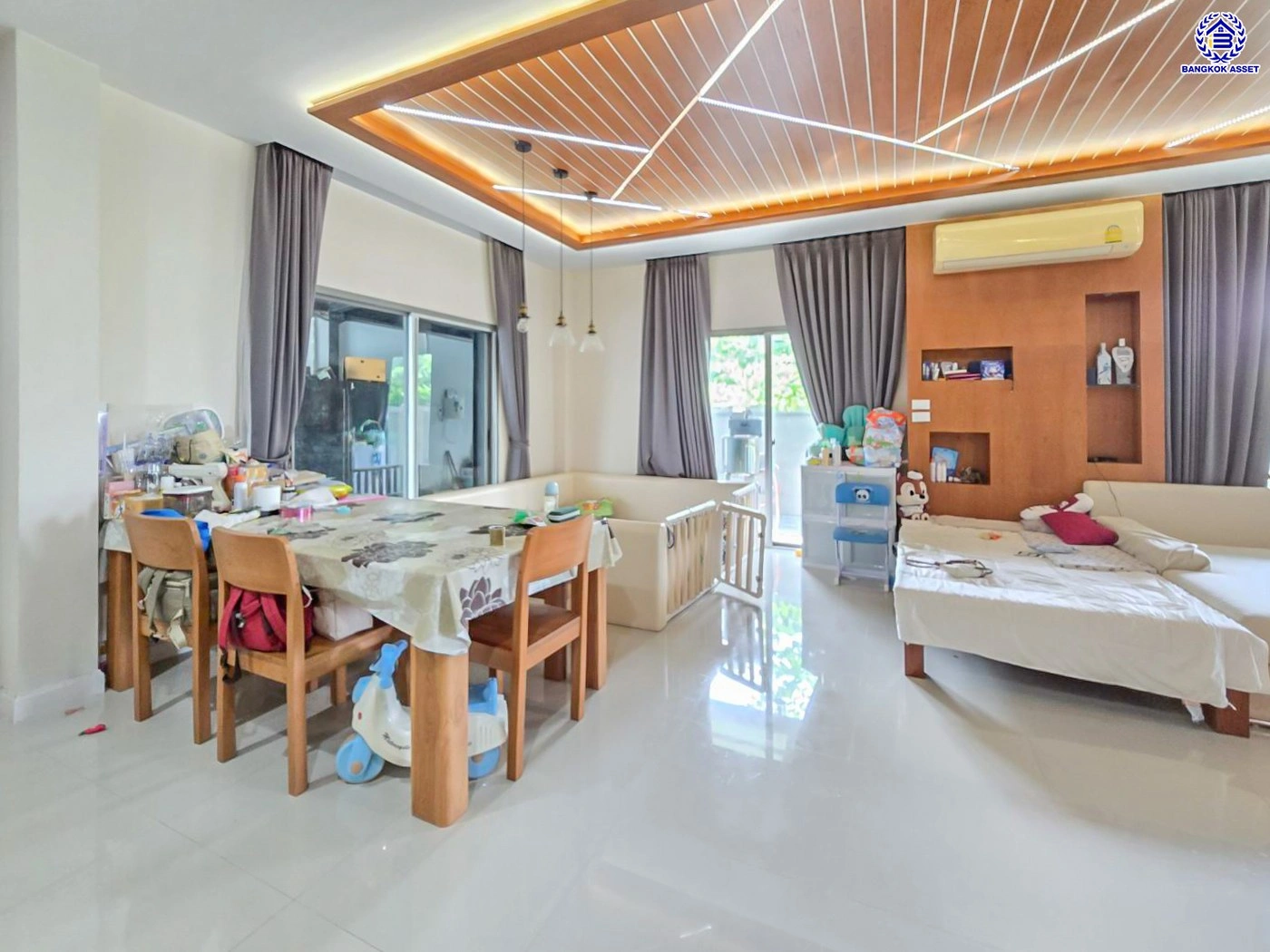 บ้านเดี่ยวมือสองนนทบุรี โครงการ เพอร์เฟคเพลส รัตนาธิเบศร์ หลังมุม บนเนื้อที่ 85.10 ตร.ว. พื้นที่ใช้สอย 250 ตร.ม. ฟังก์ชัน 3 ห้องนอน 3 ห้องน้ำ จอดรถได้ 2 คัน เฟสใหม่ใน private zone ใกล้เซ็นทรัลรัตนาธิเบศร์ เซ็นทรัลเวสต์เกต บนทำเลเชื่อมต่อได้หลายเส้นทาง ติดถนนรัตนาธิเบศร์ และ รถไฟฟ้าสายสีม่วง "สถานีไท