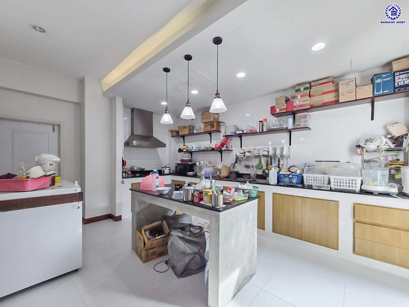 บ้านเดี่ยวมือสองนนทบุรี โครงการ เพอร์เฟคเพลส รัตนาธิเบศร์ หลังมุม บนเนื้อที่ 85.10 ตร.ว. พื้นที่ใช้สอย 250 ตร.ม. ฟังก์ชัน 3 ห้องนอน 3 ห้องน้ำ จอดรถได้ 2 คัน เฟสใหม่ใน private zone ใกล้เซ็นทรัลรัตนาธิเบศร์ เซ็นทรัลเวสต์เกต บนทำเลเชื่อมต่อได้หลายเส้นทาง ติดถนนรัตนาธิเบศร์ และ รถไฟฟ้าสายสีม่วง "สถานีไท