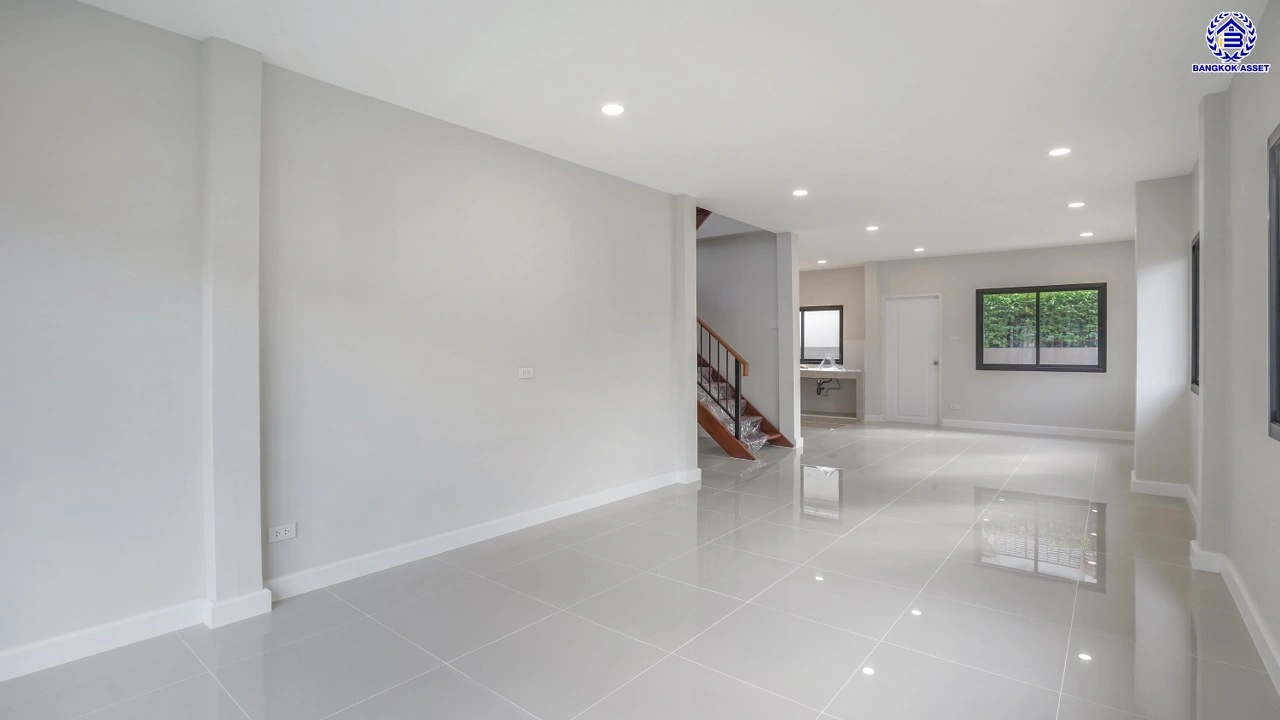 บ้านมือสองตกแต่งใหม่ โครงการ มณียา มาสเตอร์พีซ รัตนาธิเบศร์ จากแบรนด์ Property Perfect บนพื้นที่ 62 ตร.ว. พื้นที่ใช้สอยกว้างขวางถึง 197.87 ตร.ม. จัดเต็ม 4 ห้องนอน 3 ห้องน้ำ พร้อมที่จอดรถ 2 คัน บนสุดยอดทำเลใจกลางรถไฟฟ้าสายสีม่วงถึง 2 สถานี "บางรักน้อยท่าอิฐ" และ "ไทรม้า" เดินทางสะดวกทั้งถนนรัตนาธิเบศ