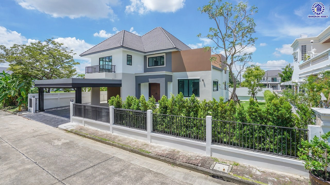 ขาย - บ้านมือสองตกแต่งใหม่ จากแบรนด์ Q.House โครงการ คาซ่าวิลล์ ราชพฤกษ์-พระราม5 ติดถนนราชพฤกษ์ ใกล้เซ็นทรัลเวสต์เกต และรถไฟฟ้า "สถานีบางรักน้อยท่าอิฐ" บนเนื้อที่ 84.9 ตร.ว. พื้นที่ใช้สอย 214.19 ตร.ม. ฟังก์ชัน 3 ห้องนอน 3 ห้องน้ำ จอดรถได้ถึง 2 คัน