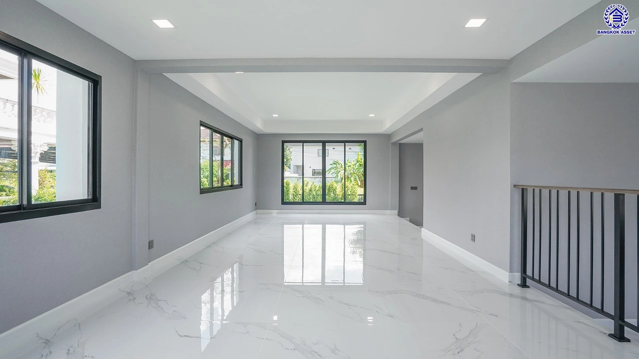 ขาย - บ้านมือสองตกแต่งใหม่ จากแบรนด์ Q.House โครงการ คาซ่าวิลล์ ราชพฤกษ์-พระราม5 ติดถนนราชพฤกษ์ ใกล้เซ็นทรัลเวสต์เกต และรถไฟฟ้า "สถานีบางรักน้อยท่าอิฐ" บนเนื้อที่ 84.9 ตร.ว. พื้นที่ใช้สอย 214.19 ตร.ม. ฟังก์ชัน 3 ห้องนอน 3 ห้องน้ำ จอดรถได้ถึง 2 คัน