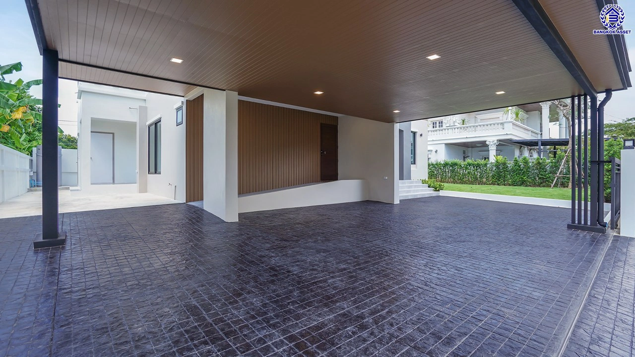 ขาย - บ้านมือสองตกแต่งใหม่ จากแบรนด์ Q.House โครงการ คาซ่าวิลล์ ราชพฤกษ์-พระราม5 ติดถนนราชพฤกษ์ ใกล้เซ็นทรัลเวสต์เกต และรถไฟฟ้า "สถานีบางรักน้อยท่าอิฐ" บนเนื้อที่ 84.9 ตร.ว. พื้นที่ใช้สอย 214.19 ตร.ม. ฟังก์ชัน 3 ห้องนอน 3 ห้องน้ำ จอดรถได้ถึง 2 คัน