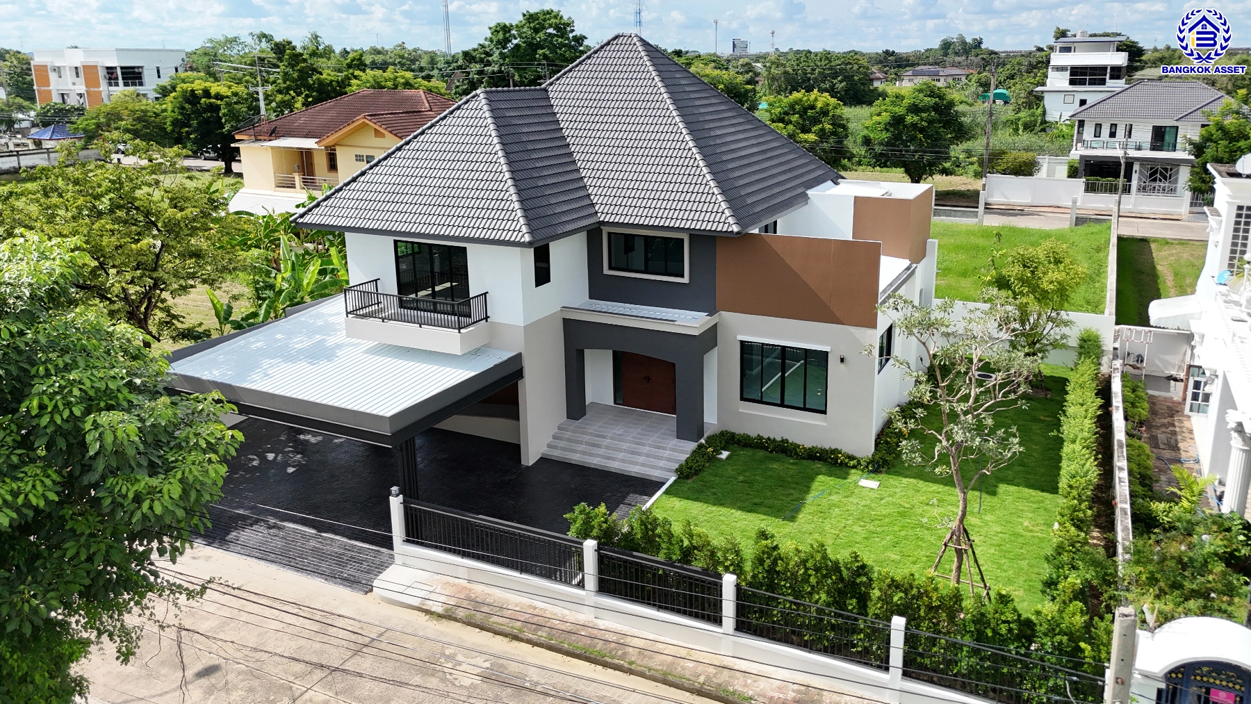 ขาย - บ้านมือสองตกแต่งใหม่ จากแบรนด์ Q.House โครงการ คาซ่าวิลล์ ราชพฤกษ์-พระราม5 ติดถนนราชพฤกษ์ ใกล้เซ็นทรัลเวสต์เกต และรถไฟฟ้า "สถานีบางรักน้อยท่าอิฐ" บนเนื้อที่ 84.9 ตร.ว. พื้นที่ใช้สอย 214.19 ตร.ม. ฟังก์ชัน 3 ห้องนอน 3 ห้องน้ำ จอดรถได้ถึง 2 คัน