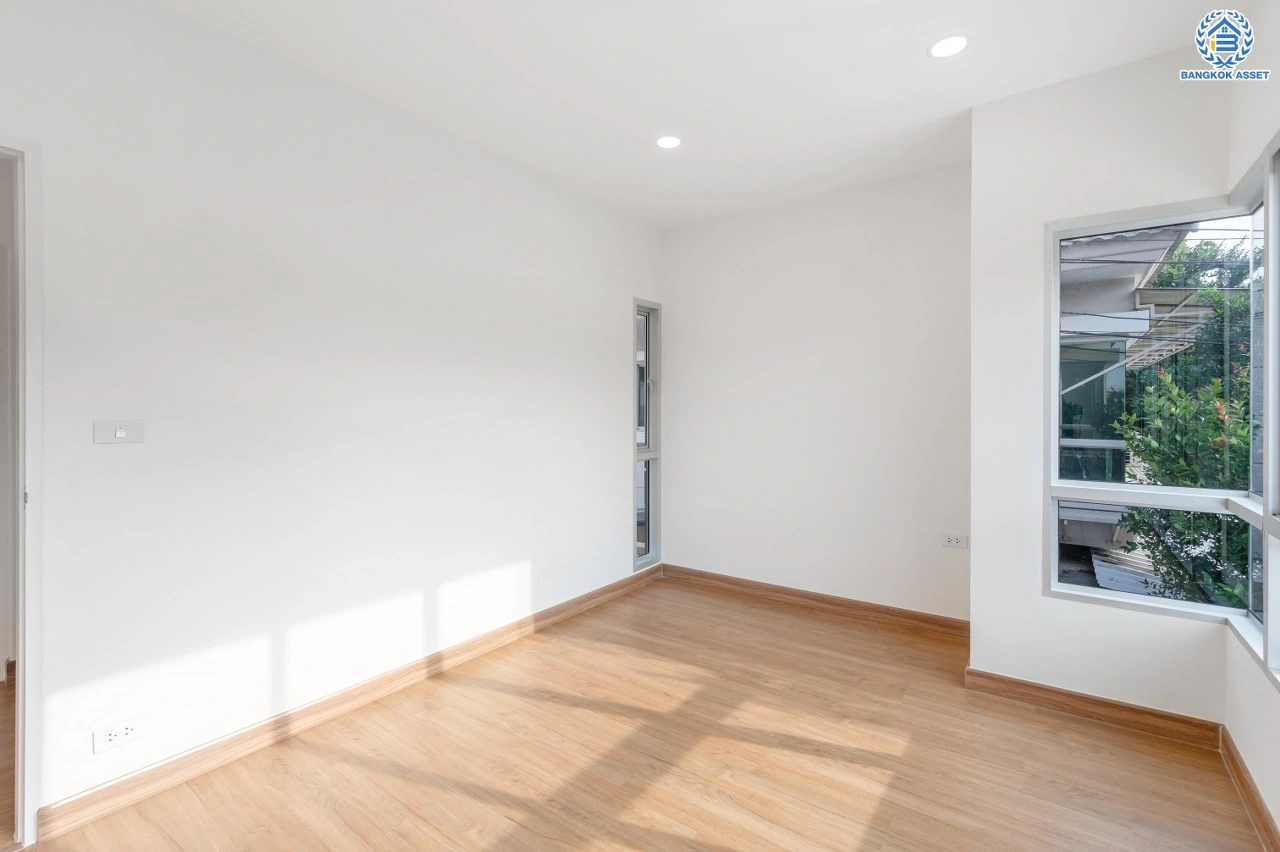 ขาย - บ้านมือสองตกแต่งใหม่ โครงการ Nonvedian บางศรีเมือง (นนทวดี) เนื้อที่ 50 ตร.ว. พื้นที่ใช้สอย 208.29 ตร.ม. ฟังก์ชัน 3 ห้องนอน 3 ห้องน้ำ 2 ที่จอดรถ รีโนเวทพร้อมเข้าอยู่ เชื่อมต่อหลายเส้นทาง ทั้งถนนรัตนาธิเบศร์ ถนนติวานนท์ ถนนนครอินทร์ และยังสามารถเดินทางด้วยเรือได้ ใกล้รถไฟฟ้าสายสีม่วง "สถานีสะพา