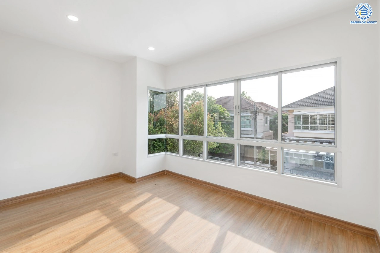 ขาย - บ้านมือสองตกแต่งใหม่ โครงการ Nonvedian บางศรีเมือง (นนทวดี) เนื้อที่ 50 ตร.ว. พื้นที่ใช้สอย 208.29 ตร.ม. ฟังก์ชัน 3 ห้องนอน 3 ห้องน้ำ 2 ที่จอดรถ รีโนเวทพร้อมเข้าอยู่ เชื่อมต่อหลายเส้นทาง ทั้งถนนรัตนาธิเบศร์ ถนนติวานนท์ ถนนนครอินทร์ และยังสามารถเดินทางด้วยเรือได้ ใกล้รถไฟฟ้าสายสีม่วง "สถานีสะพา