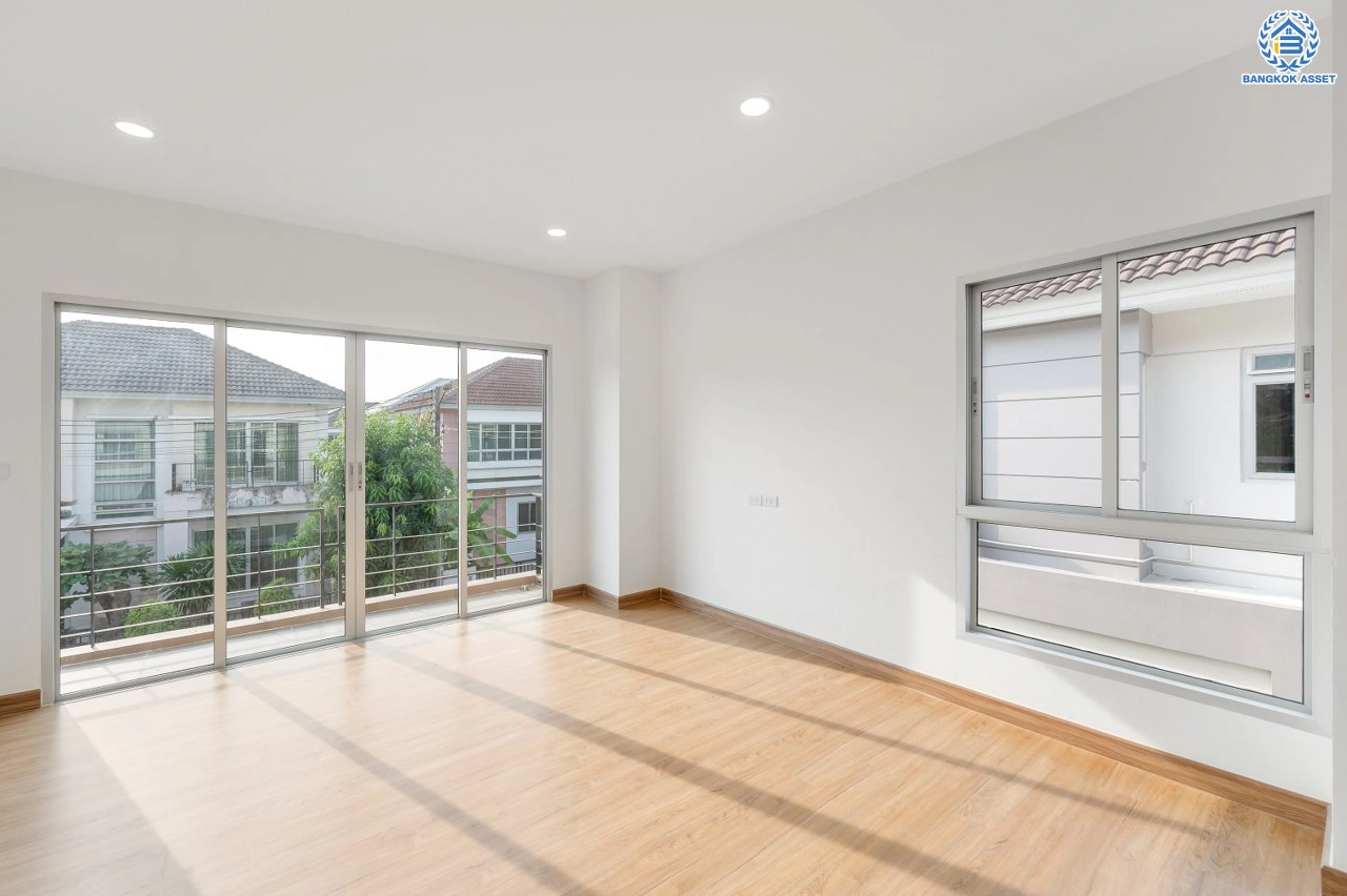 ขาย - บ้านมือสองตกแต่งใหม่ โครงการ Nonvedian บางศรีเมือง (นนทวดี) เนื้อที่ 50 ตร.ว. พื้นที่ใช้สอย 208.29 ตร.ม. ฟังก์ชัน 3 ห้องนอน 3 ห้องน้ำ 2 ที่จอดรถ รีโนเวทพร้อมเข้าอยู่ เชื่อมต่อหลายเส้นทาง ทั้งถนนรัตนาธิเบศร์ ถนนติวานนท์ ถนนนครอินทร์ และยังสามารถเดินทางด้วยเรือได้ ใกล้รถไฟฟ้าสายสีม่วง "สถานีสะพา