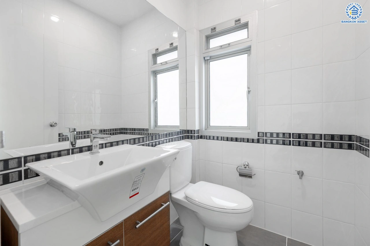 ขาย - บ้านมือสองตกแต่งใหม่ โครงการ Nonvedian บางศรีเมือง (นนทวดี) เนื้อที่ 50 ตร.ว. พื้นที่ใช้สอย 208.29 ตร.ม. ฟังก์ชัน 3 ห้องนอน 3 ห้องน้ำ 2 ที่จอดรถ รีโนเวทพร้อมเข้าอยู่ เชื่อมต่อหลายเส้นทาง ทั้งถนนรัตนาธิเบศร์ ถนนติวานนท์ ถนนนครอินทร์ และยังสามารถเดินทางด้วยเรือได้ ใกล้รถไฟฟ้าสายสีม่วง "สถานีสะพา