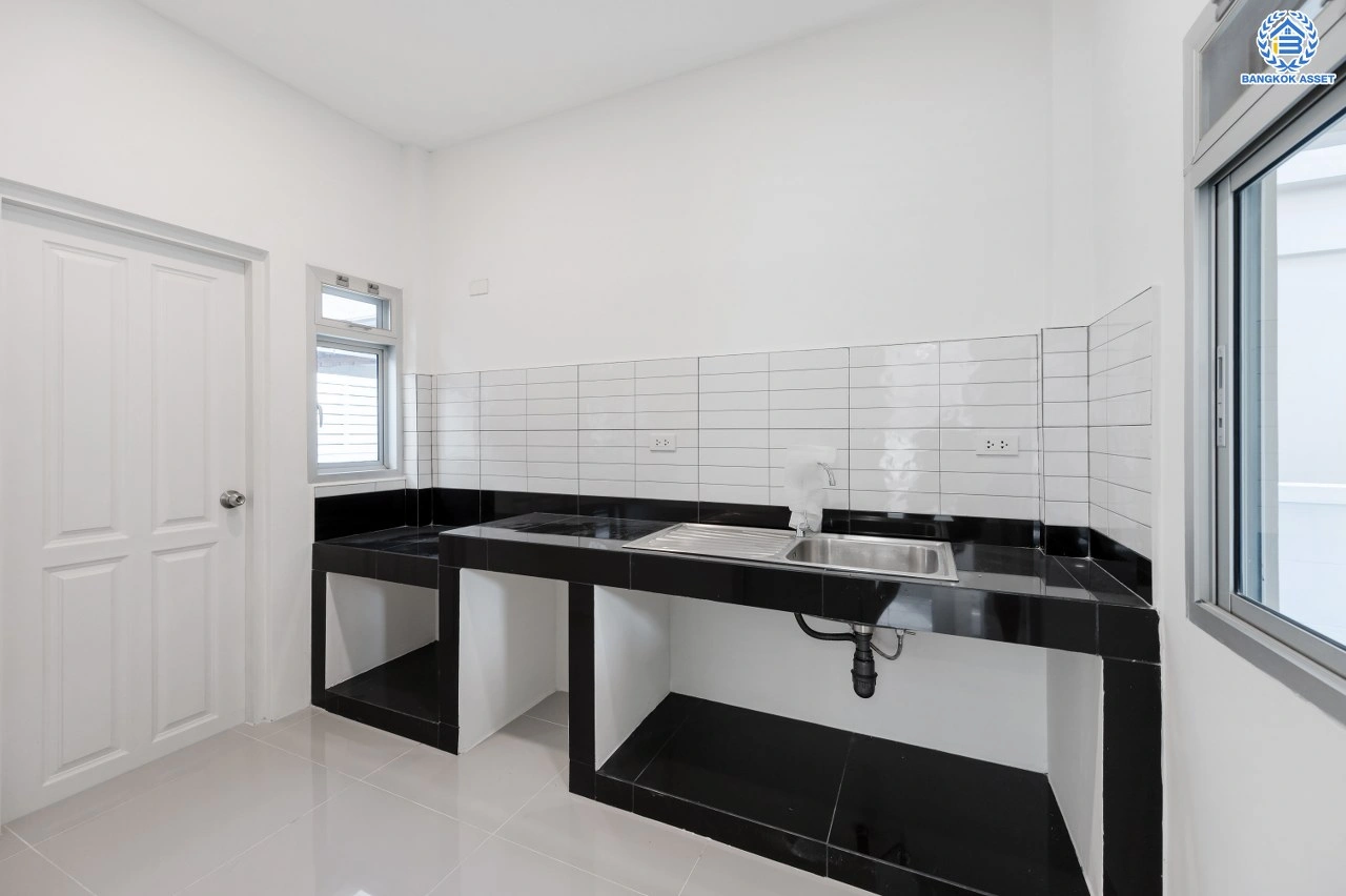 ขาย - บ้านมือสองตกแต่งใหม่ โครงการ Nonvedian บางศรีเมือง (นนทวดี) เนื้อที่ 50 ตร.ว. พื้นที่ใช้สอย 208.29 ตร.ม. ฟังก์ชัน 3 ห้องนอน 3 ห้องน้ำ 2 ที่จอดรถ รีโนเวทพร้อมเข้าอยู่ เชื่อมต่อหลายเส้นทาง ทั้งถนนรัตนาธิเบศร์ ถนนติวานนท์ ถนนนครอินทร์ และยังสามารถเดินทางด้วยเรือได้ ใกล้รถไฟฟ้าสายสีม่วง "สถานีสะพา