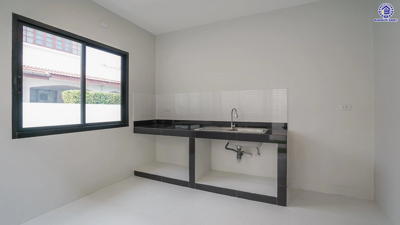 บ้านมือสองตกแต่งใหม่ คุณภาพแบรนด์ LH โครงการ ชลลดา บางบัวทอง ฟังก์ชันจัดเต็ม 4 ห้องนอน 3 ห้องน้ำ จอดรถได้ 2 คัน บนเนื้อที่ 100 ตร.ว. พื้นที่ใช้สอย 277.67 ตร.ม. พร้อม Facilities ครบ บนทำเลคุณภาพ เชื่อมต่อได้หลายเส้นทาง ใกล้เซ็นทรัลเวสต์เกต และรถไฟฟ้าสายสีม่วง "สถานีบางพลู"