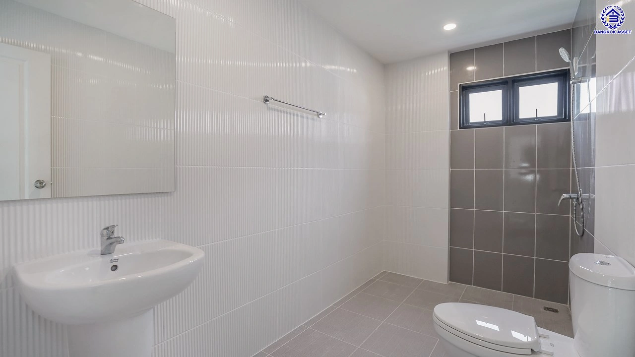 บ้านมือสองตกแต่งใหม่ คุณภาพแบรนด์ LH โครงการ ชลลดา บางบัวทอง ฟังก์ชันจัดเต็ม 4 ห้องนอน 3 ห้องน้ำ จอดรถได้ 2 คัน บนเนื้อที่ 100 ตร.ว. พื้นที่ใช้สอย 277.67 ตร.ม. พร้อม Facilities ครบ บนทำเลคุณภาพ เชื่อมต่อได้หลายเส้นทาง ใกล้เซ็นทรัลเวสต์เกต และรถไฟฟ้าสายสีม่วง "สถานีบางพลู"