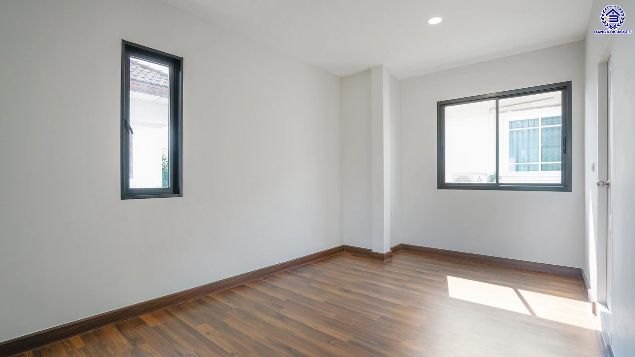 บ้านมือสองตกแต่งใหม่ คุณภาพแบรนด์ LH โครงการ ชลลดา บางบัวทอง ฟังก์ชันจัดเต็ม 4 ห้องนอน 3 ห้องน้ำ จอดรถได้ 2 คัน บนเนื้อที่ 100 ตร.ว. พื้นที่ใช้สอย 277.67 ตร.ม. พร้อม Facilities ครบ บนทำเลคุณภาพ เชื่อมต่อได้หลายเส้นทาง ใกล้เซ็นทรัลเวสต์เกต และรถไฟฟ้าสายสีม่วง "สถานีบางพลู"