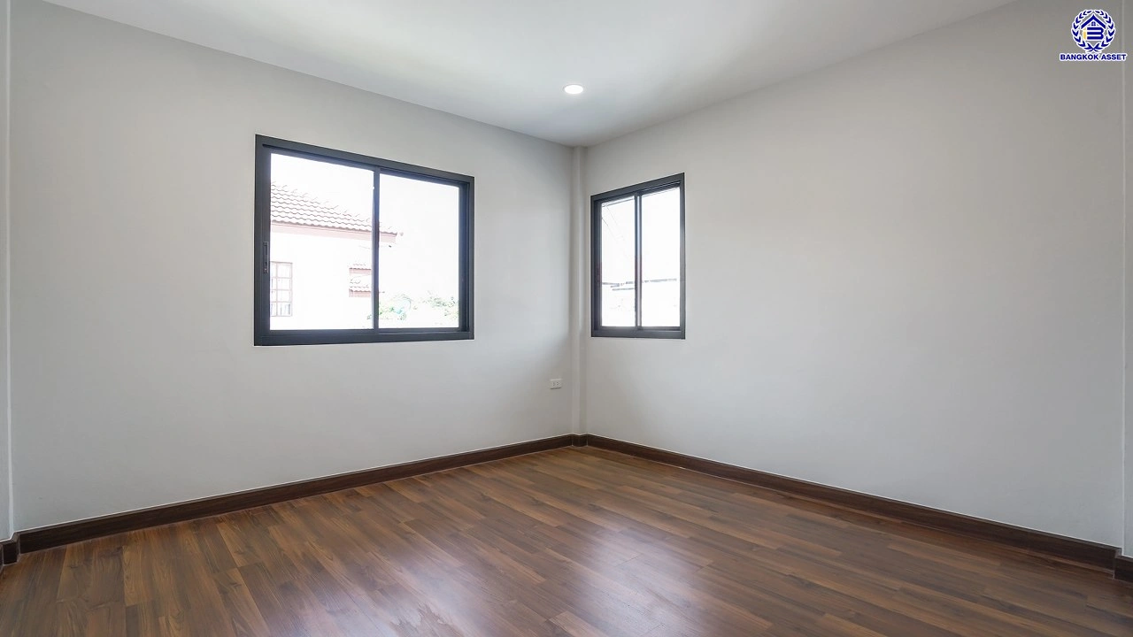 บ้านมือสองตกแต่งใหม่ คุณภาพแบรนด์ LH โครงการ ชลลดา บางบัวทอง ฟังก์ชันจัดเต็ม 4 ห้องนอน 3 ห้องน้ำ จอดรถได้ 2 คัน บนเนื้อที่ 100 ตร.ว. พื้นที่ใช้สอย 277.67 ตร.ม. พร้อม Facilities ครบ บนทำเลคุณภาพ เชื่อมต่อได้หลายเส้นทาง ใกล้เซ็นทรัลเวสต์เกต และรถไฟฟ้าสายสีม่วง "สถานีบางพลู"