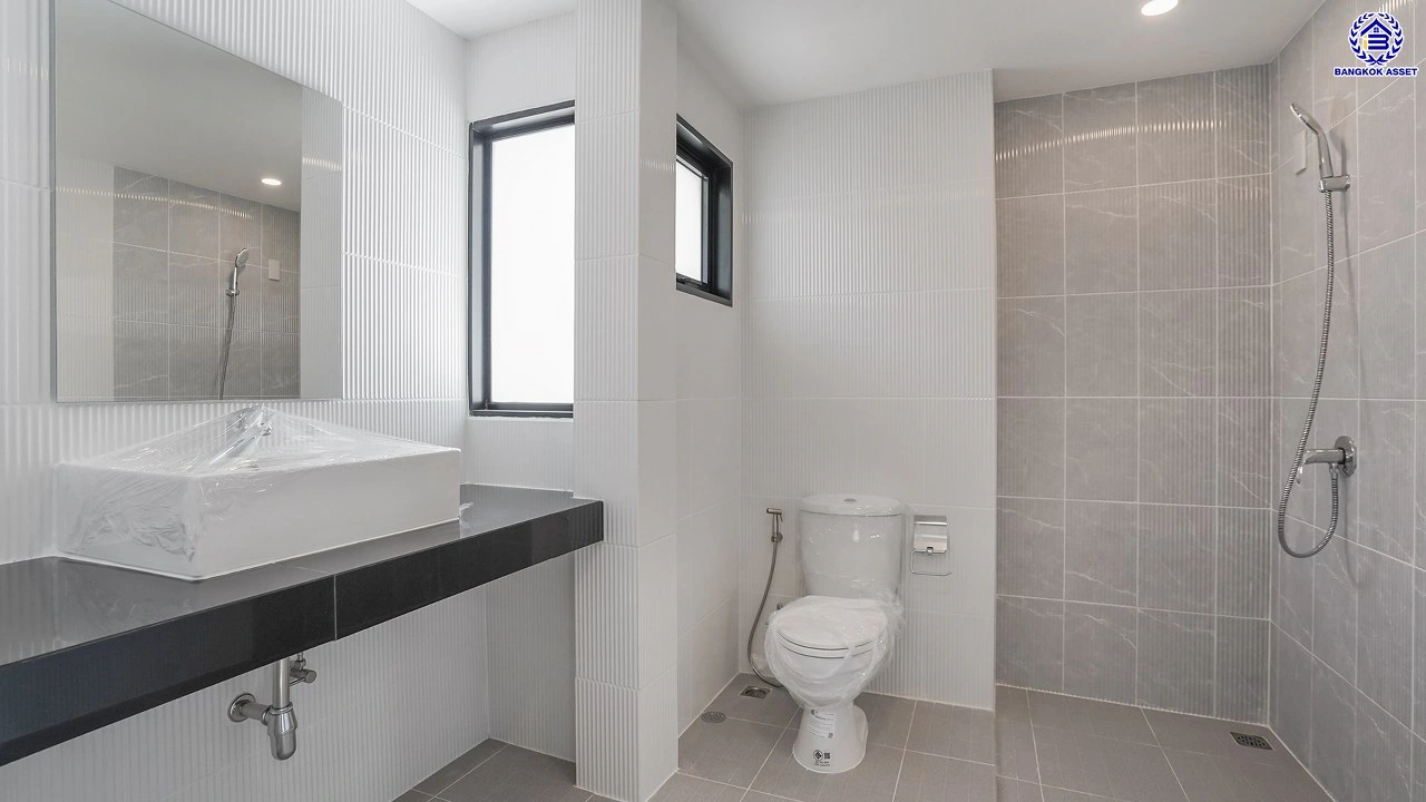 บ้านมือสองตกแต่งใหม่ คุณภาพแบรนด์ LH โครงการ ชลลดา บางบัวทอง ฟังก์ชันจัดเต็ม 4 ห้องนอน 3 ห้องน้ำ จอดรถได้ 2 คัน บนเนื้อที่ 100 ตร.ว. พื้นที่ใช้สอย 277.67 ตร.ม. พร้อม Facilities ครบ บนทำเลคุณภาพ เชื่อมต่อได้หลายเส้นทาง ใกล้เซ็นทรัลเวสต์เกต และรถไฟฟ้าสายสีม่วง "สถานีบางพลู"