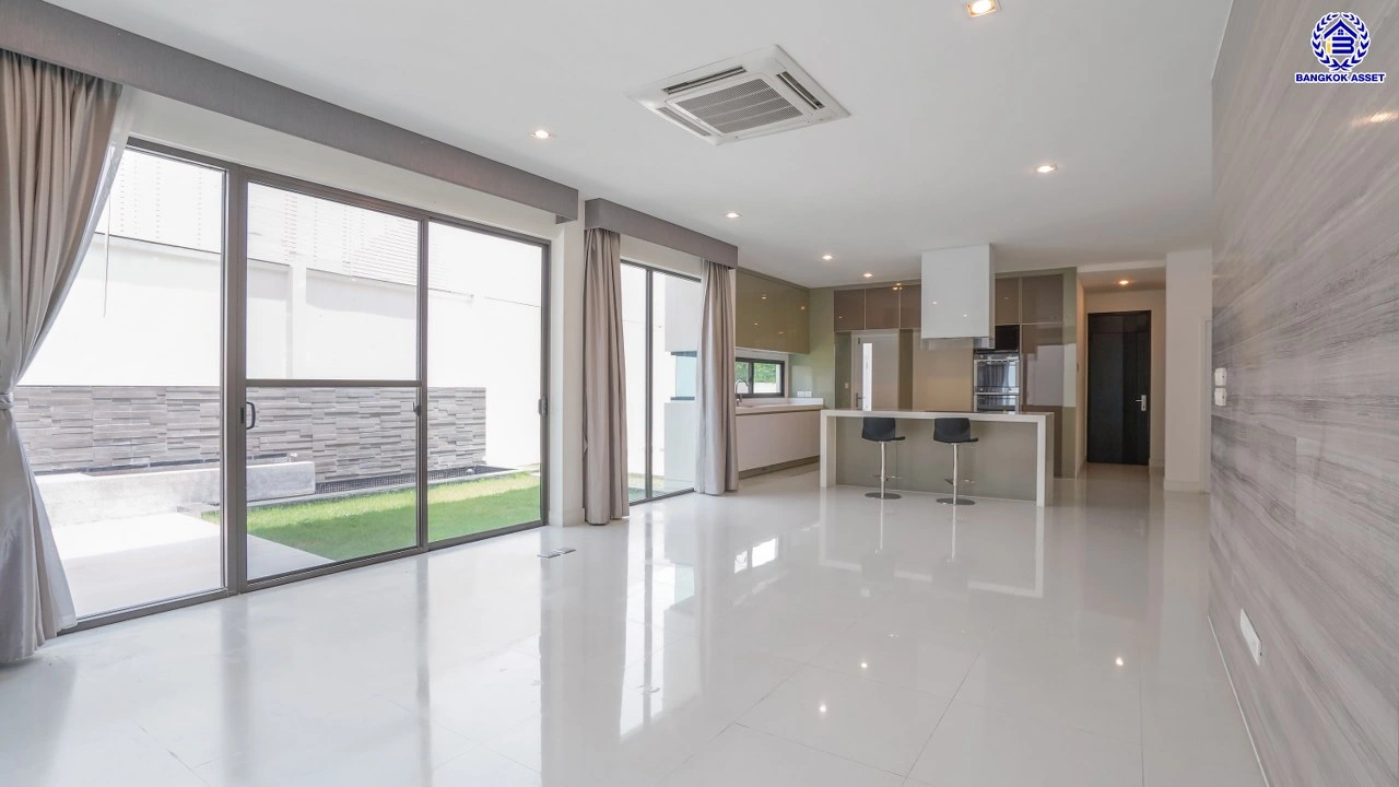 บ้านเดี่ยวมือสองนนทบุรี โครงการ ลดาวัลย์ รัตนาธิเบศร์ หลังมุม จากแบรนด์ Land and Houses สภาพดี แถมฟรี! เครื่องปรับอากาศ และเฟอร์นิเจอร์บิ้วอินให้พร้อมเข้าอยู่ บนเนื้อที่ 200.30 ตร.ว. พื้นที่ใช้สอยกว้างถึง 398 ตร.ม. ฟังก์ชัน 4 ห้องนอน 4 ห้องน้ำ จอดรถได้ 4 คัน บนที่สุดแห่งทำเลโซนเมือง เชื่อมต่อถนนรัตน