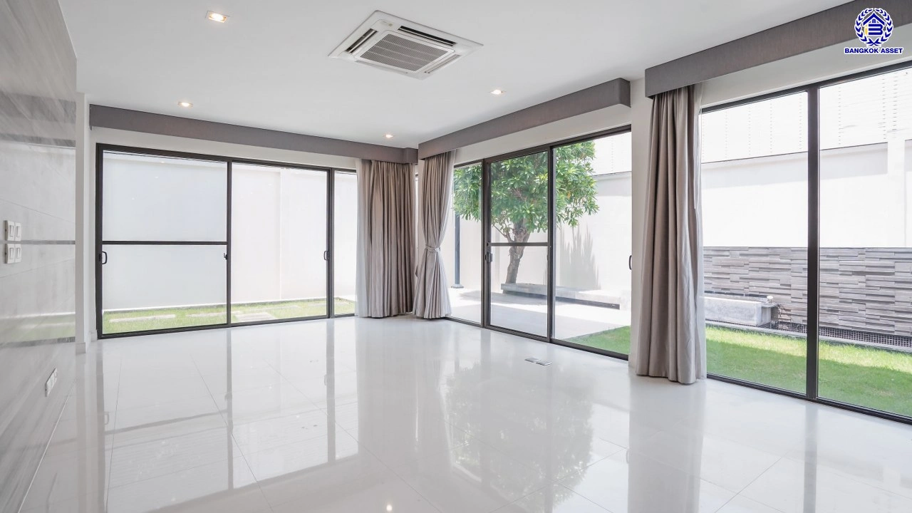 บ้านเดี่ยวมือสองนนทบุรี โครงการ ลดาวัลย์ รัตนาธิเบศร์ หลังมุม จากแบรนด์ Land and Houses สภาพดี แถมฟรี! เครื่องปรับอากาศ และเฟอร์นิเจอร์บิ้วอินให้พร้อมเข้าอยู่ บนเนื้อที่ 200.30 ตร.ว. พื้นที่ใช้สอยกว้างถึง 398 ตร.ม. ฟังก์ชัน 4 ห้องนอน 4 ห้องน้ำ จอดรถได้ 4 คัน บนที่สุดแห่งทำเลโซนเมือง เชื่อมต่อถนนรัตน