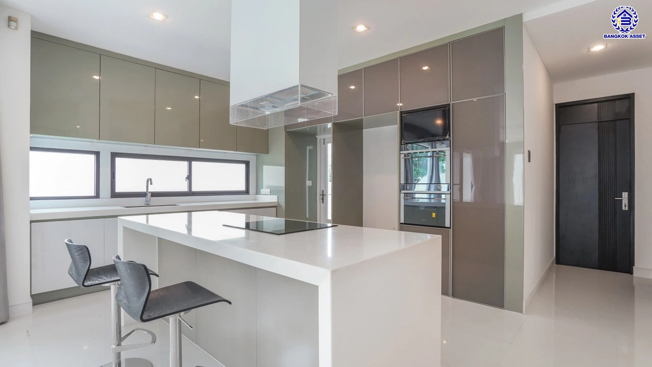 บ้านเดี่ยวมือสองนนทบุรี โครงการ ลดาวัลย์ รัตนาธิเบศร์ หลังมุม จากแบรนด์ Land and Houses สภาพดี แถมฟรี! เครื่องปรับอากาศ และเฟอร์นิเจอร์บิ้วอินให้พร้อมเข้าอยู่ บนเนื้อที่ 200.30 ตร.ว. พื้นที่ใช้สอยกว้างถึง 398 ตร.ม. ฟังก์ชัน 4 ห้องนอน 4 ห้องน้ำ จอดรถได้ 4 คัน บนที่สุดแห่งทำเลโซนเมือง เชื่อมต่อถนนรัตน