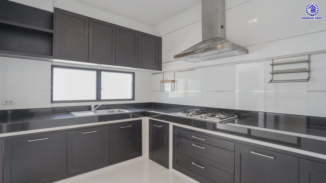 บ้านเดี่ยวมือสองนนทบุรี โครงการ ลดาวัลย์ รัตนาธิเบศร์ หลังมุม จากแบรนด์ Land and Houses สภาพดี แถมฟรี! เครื่องปรับอากาศ และเฟอร์นิเจอร์บิ้วอินให้พร้อมเข้าอยู่ บนเนื้อที่ 200.30 ตร.ว. พื้นที่ใช้สอยกว้างถึง 398 ตร.ม. ฟังก์ชัน 4 ห้องนอน 4 ห้องน้ำ จอดรถได้ 4 คัน บนที่สุดแห่งทำเลโซนเมือง เชื่อมต่อถนนรัตน