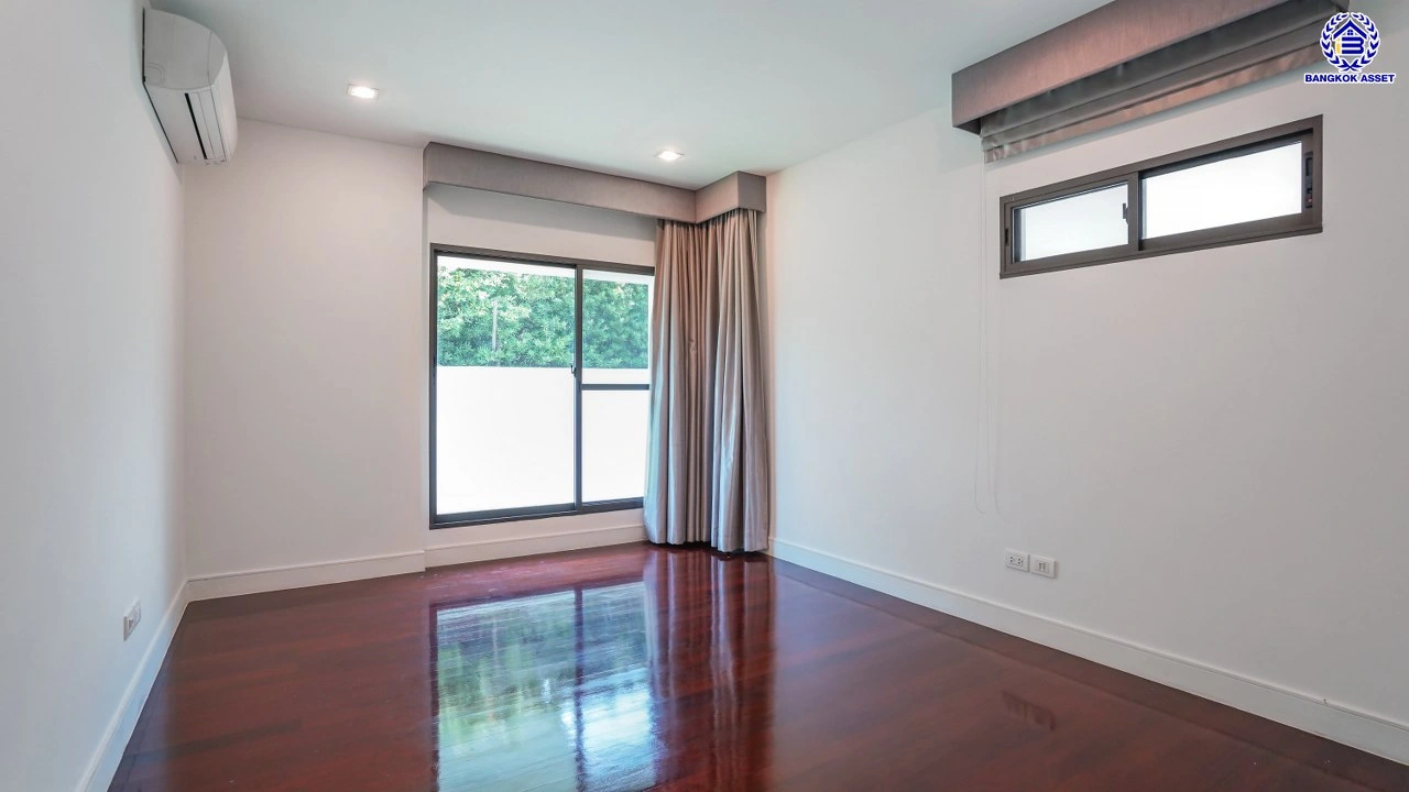 บ้านเดี่ยวมือสองนนทบุรี โครงการ ลดาวัลย์ รัตนาธิเบศร์ หลังมุม จากแบรนด์ Land and Houses สภาพดี แถมฟรี! เครื่องปรับอากาศ และเฟอร์นิเจอร์บิ้วอินให้พร้อมเข้าอยู่ บนเนื้อที่ 200.30 ตร.ว. พื้นที่ใช้สอยกว้างถึง 398 ตร.ม. ฟังก์ชัน 4 ห้องนอน 4 ห้องน้ำ จอดรถได้ 4 คัน บนที่สุดแห่งทำเลโซนเมือง เชื่อมต่อถนนรัตน