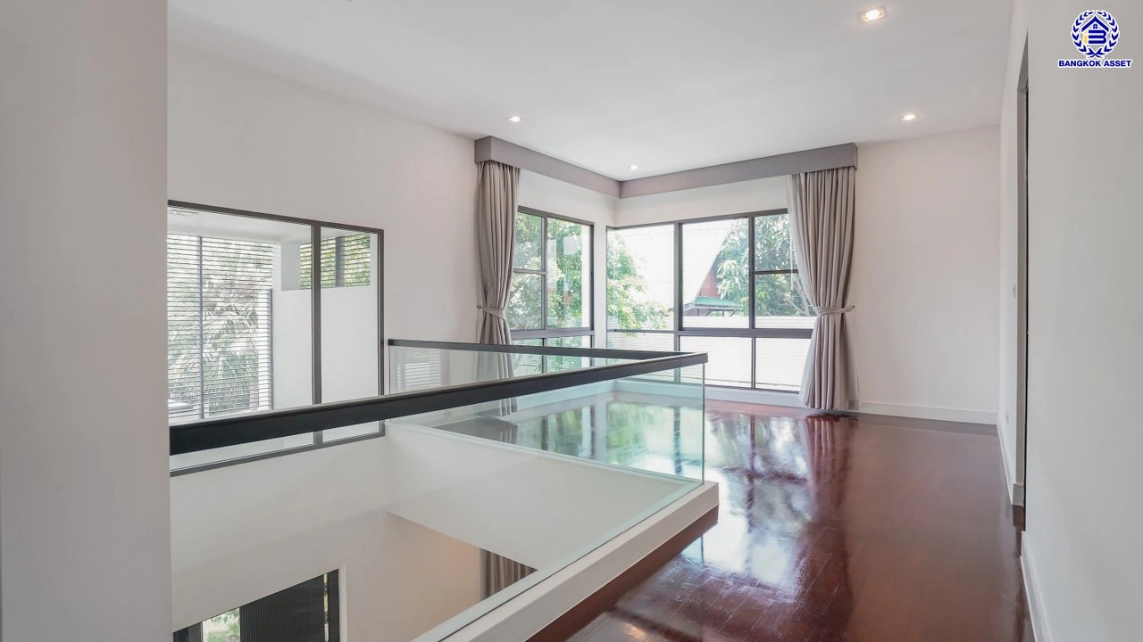 บ้านเดี่ยวมือสองนนทบุรี โครงการ ลดาวัลย์ รัตนาธิเบศร์ หลังมุม จากแบรนด์ Land and Houses สภาพดี แถมฟรี! เครื่องปรับอากาศ และเฟอร์นิเจอร์บิ้วอินให้พร้อมเข้าอยู่ บนเนื้อที่ 200.30 ตร.ว. พื้นที่ใช้สอยกว้างถึง 398 ตร.ม. ฟังก์ชัน 4 ห้องนอน 4 ห้องน้ำ จอดรถได้ 4 คัน บนที่สุดแห่งทำเลโซนเมือง เชื่อมต่อถนนรัตน