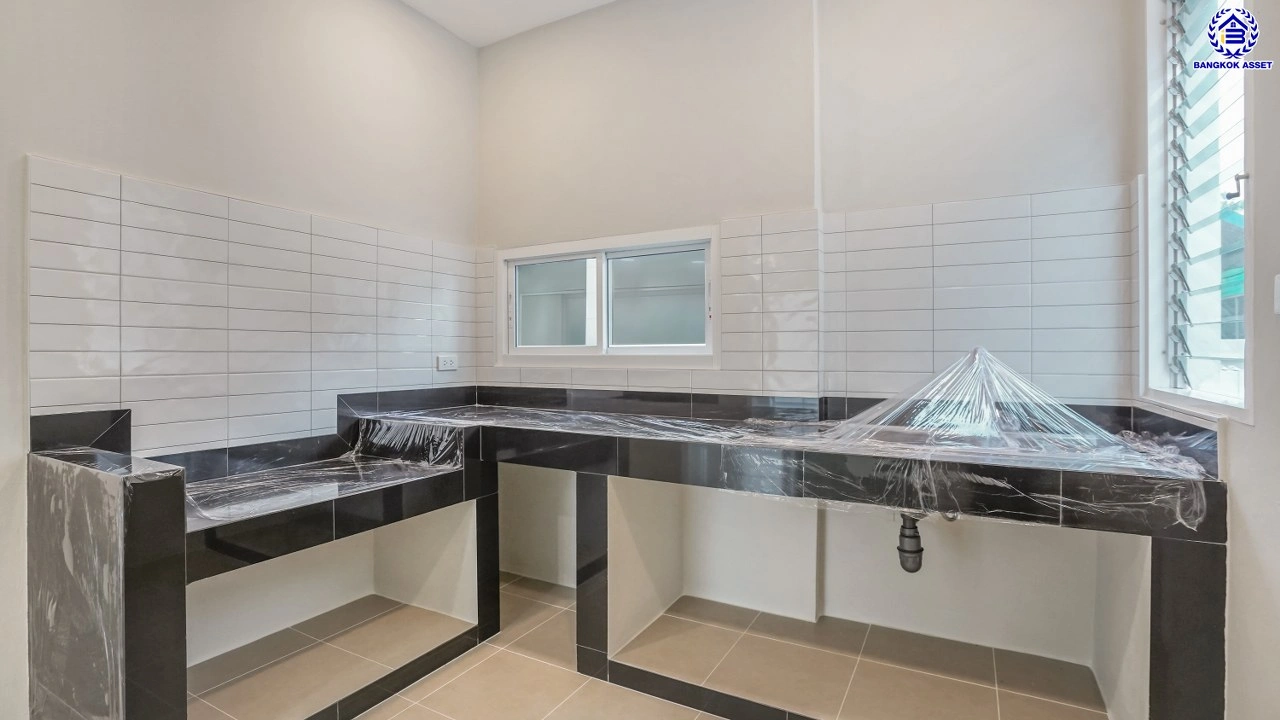 บ้านมือสองตกแต่งใหม่ โครงการ ชัยพฤกษ์ บางบัวทอง เนื้อที่ 78.4 ตร.ว. พื้นที่ใช้สอย 296.86 ตร.ม. ฟังก์ชัน 3 ห้องนอน 3 ห้องน้ำ จอดรถได้ 2 คัน พร้อม Facilities โครงการครบครัน ทำเลติดถนนบางกรวย-ไทรน้อย เชื่อมต่อถนนกาญจนาภิเษก ใกล้เซ็นทรัลเวสต์เกต และรถไฟฟ้าสายสีม่วง "สถานีบางพลู"