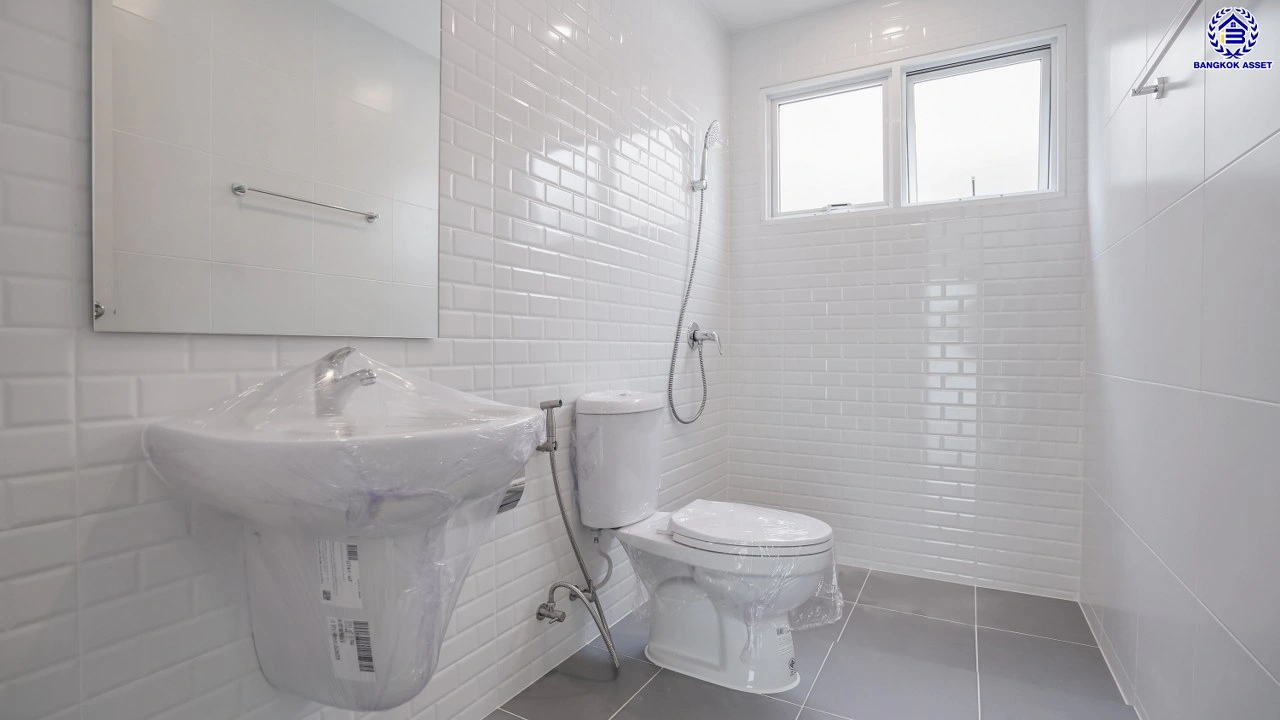 บ้านมือสองตกแต่งใหม่ โครงการ ชัยพฤกษ์ บางบัวทอง เนื้อที่ 78.4 ตร.ว. พื้นที่ใช้สอย 296.86 ตร.ม. ฟังก์ชัน 3 ห้องนอน 3 ห้องน้ำ จอดรถได้ 2 คัน พร้อม Facilities โครงการครบครัน ทำเลติดถนนบางกรวย-ไทรน้อย เชื่อมต่อถนนกาญจนาภิเษก ใกล้เซ็นทรัลเวสต์เกต และรถไฟฟ้าสายสีม่วง "สถานีบางพลู"