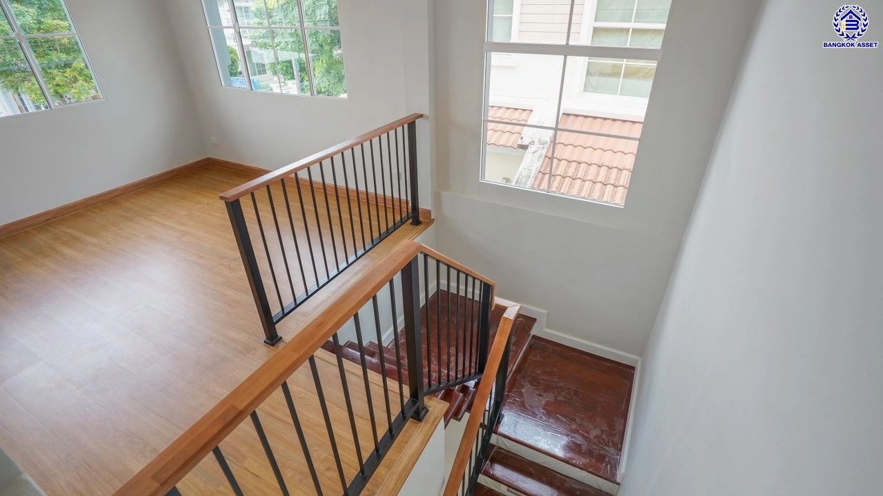 บ้านมือสองตกแต่งใหม่ โครงการ ชัยพฤกษ์ บางบัวทอง เนื้อที่ 78.4 ตร.ว. พื้นที่ใช้สอย 296.86 ตร.ม. ฟังก์ชัน 3 ห้องนอน 3 ห้องน้ำ จอดรถได้ 2 คัน พร้อม Facilities โครงการครบครัน ทำเลติดถนนบางกรวย-ไทรน้อย เชื่อมต่อถนนกาญจนาภิเษก ใกล้เซ็นทรัลเวสต์เกต และรถไฟฟ้าสายสีม่วง "สถานีบางพลู"