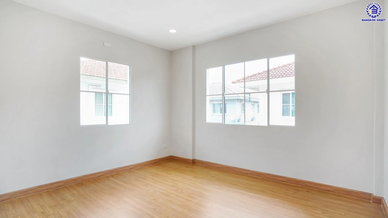 บ้านมือสองตกแต่งใหม่ โครงการ ชัยพฤกษ์ บางบัวทอง เนื้อที่ 78.4 ตร.ว. พื้นที่ใช้สอย 296.86 ตร.ม. ฟังก์ชัน 3 ห้องนอน 3 ห้องน้ำ จอดรถได้ 2 คัน พร้อม Facilities โครงการครบครัน ทำเลติดถนนบางกรวย-ไทรน้อย เชื่อมต่อถนนกาญจนาภิเษก ใกล้เซ็นทรัลเวสต์เกต และรถไฟฟ้าสายสีม่วง "สถานีบางพลู"