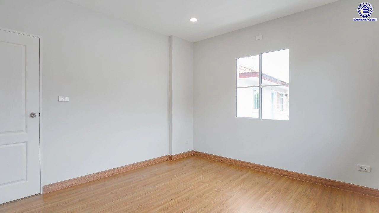 บ้านมือสองตกแต่งใหม่ โครงการ ชัยพฤกษ์ บางบัวทอง เนื้อที่ 78.4 ตร.ว. พื้นที่ใช้สอย 296.86 ตร.ม. ฟังก์ชัน 3 ห้องนอน 3 ห้องน้ำ จอดรถได้ 2 คัน พร้อม Facilities โครงการครบครัน ทำเลติดถนนบางกรวย-ไทรน้อย เชื่อมต่อถนนกาญจนาภิเษก ใกล้เซ็นทรัลเวสต์เกต และรถไฟฟ้าสายสีม่วง "สถานีบางพลู"