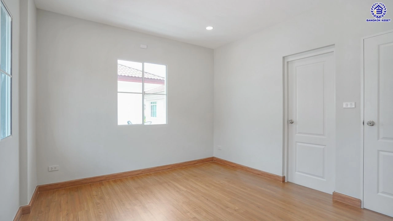 บ้านมือสองตกแต่งใหม่ โครงการ ชัยพฤกษ์ บางบัวทอง เนื้อที่ 78.4 ตร.ว. พื้นที่ใช้สอย 296.86 ตร.ม. ฟังก์ชัน 3 ห้องนอน 3 ห้องน้ำ จอดรถได้ 2 คัน พร้อม Facilities โครงการครบครัน ทำเลติดถนนบางกรวย-ไทรน้อย เชื่อมต่อถนนกาญจนาภิเษก ใกล้เซ็นทรัลเวสต์เกต และรถไฟฟ้าสายสีม่วง "สถานีบางพลู"