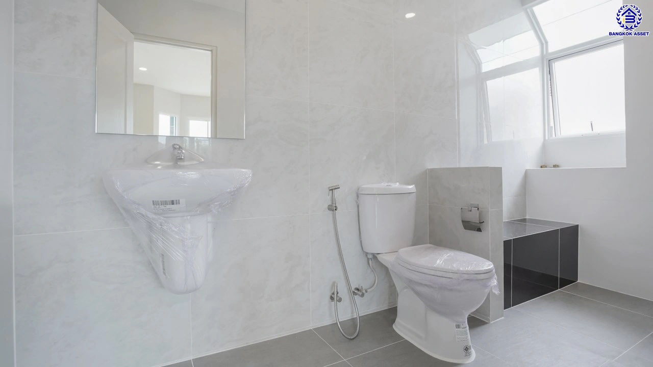 บ้านมือสองตกแต่งใหม่ โครงการ ชัยพฤกษ์ บางบัวทอง เนื้อที่ 78.4 ตร.ว. พื้นที่ใช้สอย 296.86 ตร.ม. ฟังก์ชัน 3 ห้องนอน 3 ห้องน้ำ จอดรถได้ 2 คัน พร้อม Facilities โครงการครบครัน ทำเลติดถนนบางกรวย-ไทรน้อย เชื่อมต่อถนนกาญจนาภิเษก ใกล้เซ็นทรัลเวสต์เกต และรถไฟฟ้าสายสีม่วง "สถานีบางพลู"